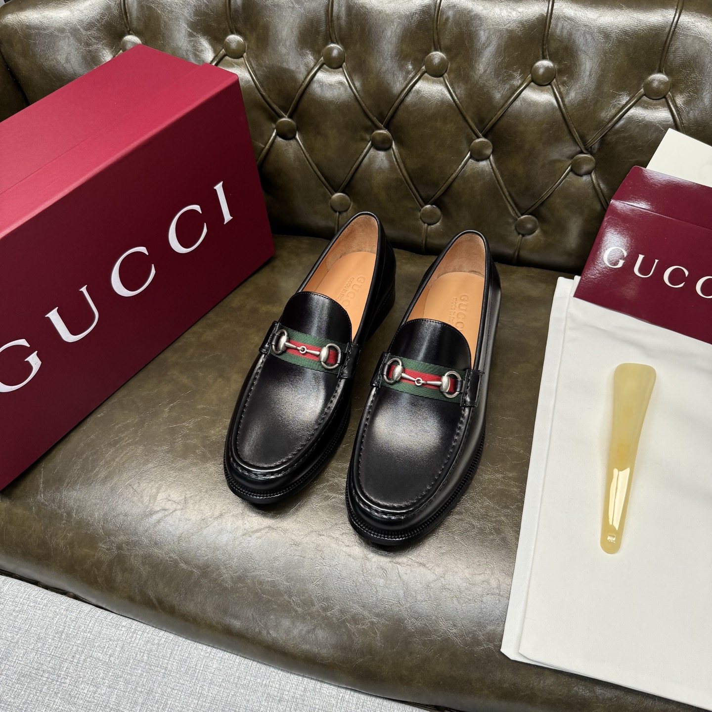 NO:955892,[Black calf/webbing/genuine thick sole] Original quality, GUCCI classic, fashionable retro simple style leather shoes, the upper is made of imported open edge beads + special materials, fine and silky, double G metal decoration, official no lining + cowhide insole, original Italian leather outsole, Goodyear craftsmanship, British style, the materials used are complex and exquisite in workmanship, real materials.  Size 39/40/41/42/43/44 (customized at 38.45.46),,gucci,gucci,cowhide,Leather soles19860909【黑色小牛/织带/真皮厚底】原单品质,GUCCI古驰经典款,时尚复古简约风格皮鞋,鞋面采用进口开边珠+特供材料,细腻丝滑,双G金属装饰,官方无内里+鞋垫牛皮,原版意大利真皮大底,固特异工艺,英伦风格,用料做工复杂讲究,真材实料. 尺码39/40/41/42/43/44（38.45.46订做）,,gucci,gucci,cowhide,Leather soles,Men's shoes
