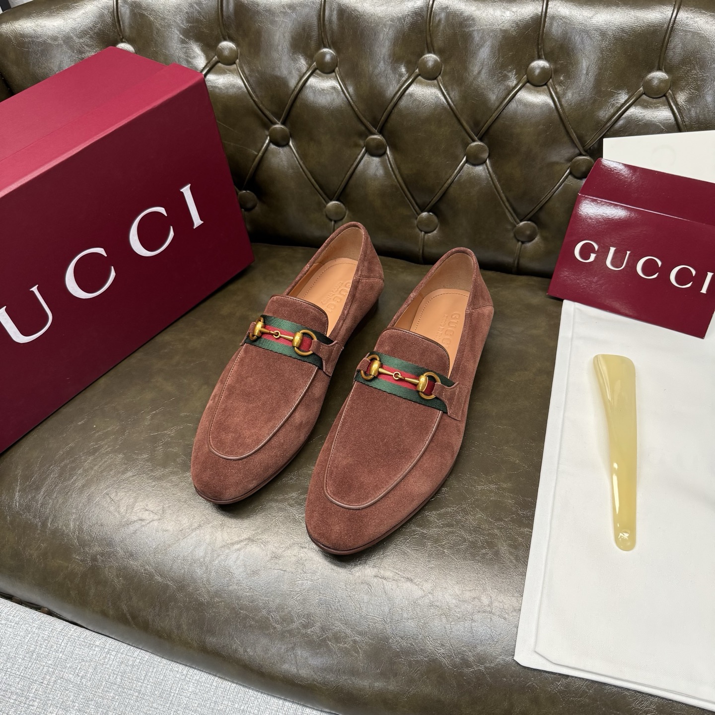 NO:955899,[Red brown cowhide with webbing/heel] Original quality, GUCCI classic, fashionable retro simple style leather shoes, the upper is made of imported cowhide, fine and silky, double G metal decoration, cowhide lining + cowhide insole, original Italian leather outsole, Goodyear craftsmanship, British style, the materials used are complex and exquisite in workmanship, real materials.  Size 39/40/41/42/43/44 (38.45.46. Customized),,gucci,gucci,cowhide,Leather soles19860909【红棕牛京面配织带/踩跟】原单品质,GUCCI古驰经典款,时尚复古简约风格皮鞋,鞋面采用进口牛皮,细腻丝滑,双G金属装饰,牛皮内里+鞋垫牛皮,原版意大利真皮大底,固特异工艺,英伦风格,用料做工复杂讲究,真材实料. 尺码39/40/41/42/43/44（38.45.46.订做）,,gucci,gucci,cowhide,Leather soles,Men's shoes