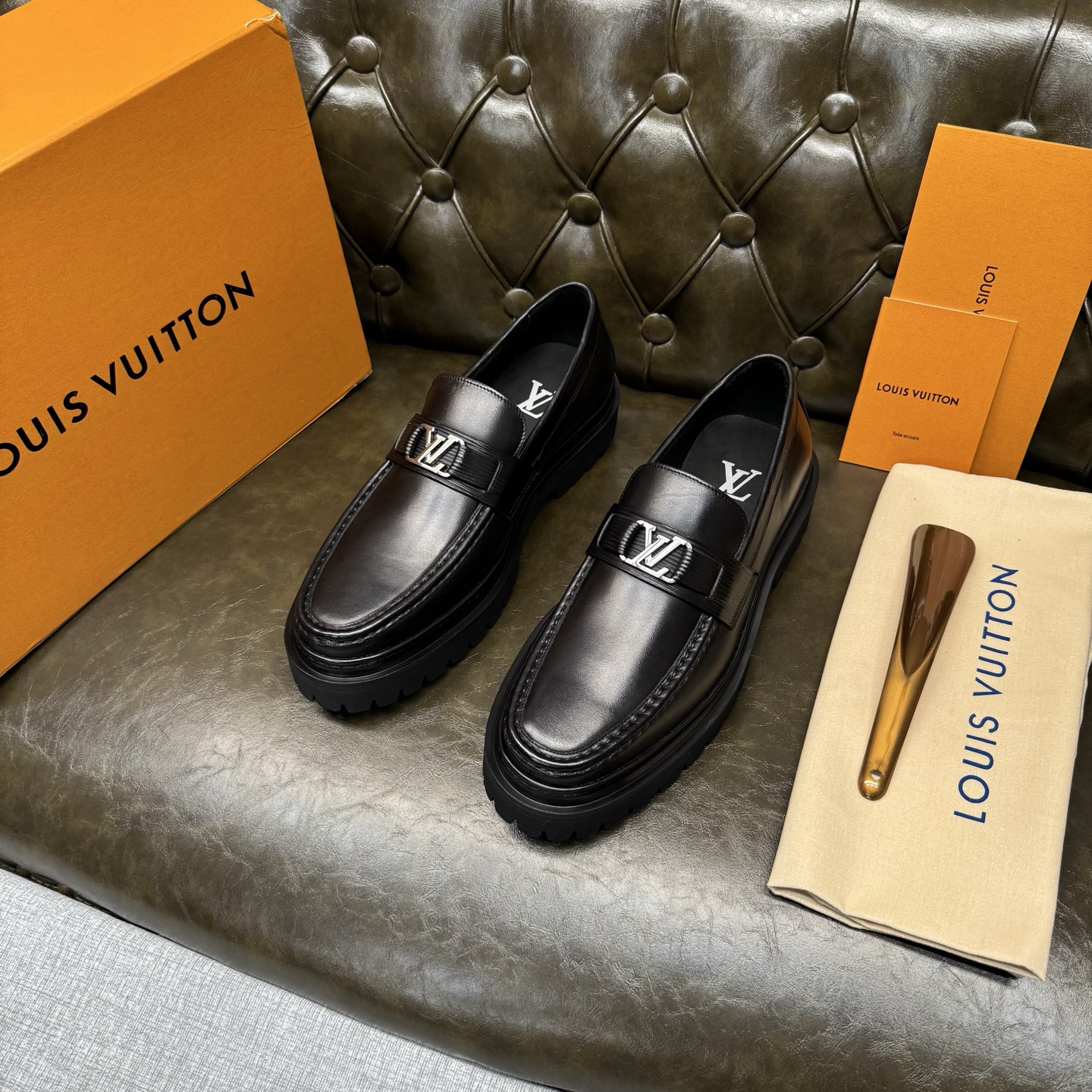 NO:956331,[Black calf with toothpick pattern/silver buckle] L. v loafers, high-end men's formal casual leather shoes, imported cowhide upper, cowhide lining. The outsole is made of a combination of wear-resistant velvet and foam materials, and the Jacques welt forms the outsole. It is highly elastic, wear-resistant and non-slip, exquisite in craftsmanship, and high-end. A must-have for gentlemen, a must-have for sportsmen. Size39-46 (custom-made), loafers, cowhide19860909【黑色小牛配牙签纹/银扣】 L. v 乐福鞋,高端男士正装休闲皮鞋,进口牛皮鞋面,牛皮内里.大底采用耐磨绒和发泡材料组合,雅克斯沿条组成大底,高弹耐磨防滑,工艺精湛,高端上档次.绅士臻享,型男必备. Size39-46（此款定做）,,loafers,cowhide,Men's shoes