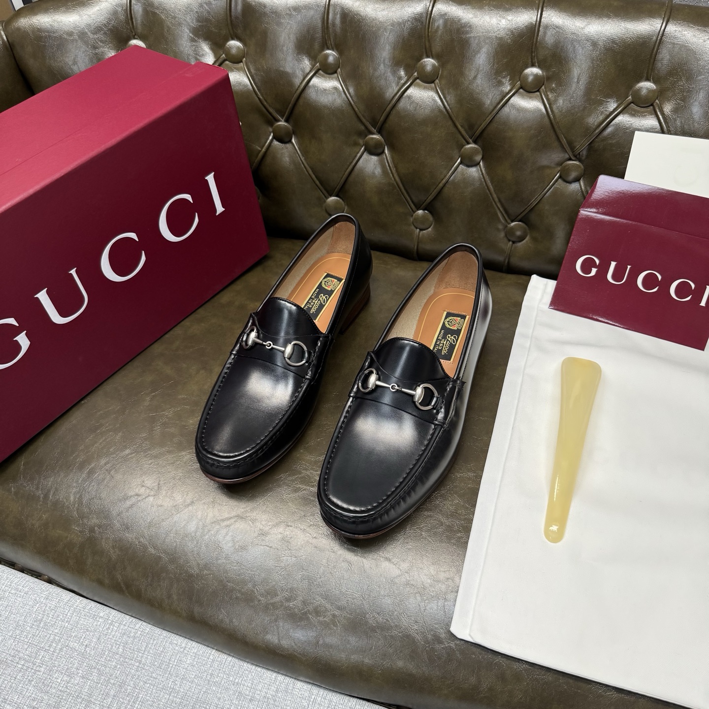 NO:955906,[Black calf/silver buckle/lining] Original quality, GUCCI classic, fashionable retro simple style leather shoes, the upper is made of imported cowhide, fine and silky, double G metal decoration, official no lining + insole cowhide, original Italian leather outsole, Goodyear craftsmanship, British style, the materials used are complex and exquisite in workmanship, real materials.  Size 39/40/41/42/43/44 (customized at 38.45.46.47),,gucci,gucci,cowhide,Leather soles19860909【黑色小牛/银扣/里布】原单品质,GUCCI古驰经典款,时尚复古简约风格皮鞋,鞋面采用进口牛皮,细腻丝滑,双G金属装饰,官方无内里+鞋垫牛皮,原版意大利真皮大底,固特异工艺,英伦风格,用料做工复杂讲究,真材实料. 尺码39/40/41/42/43/44（38.45.46.47订做）,,gucci,gucci,cowhide,Leather soles,Men's shoes