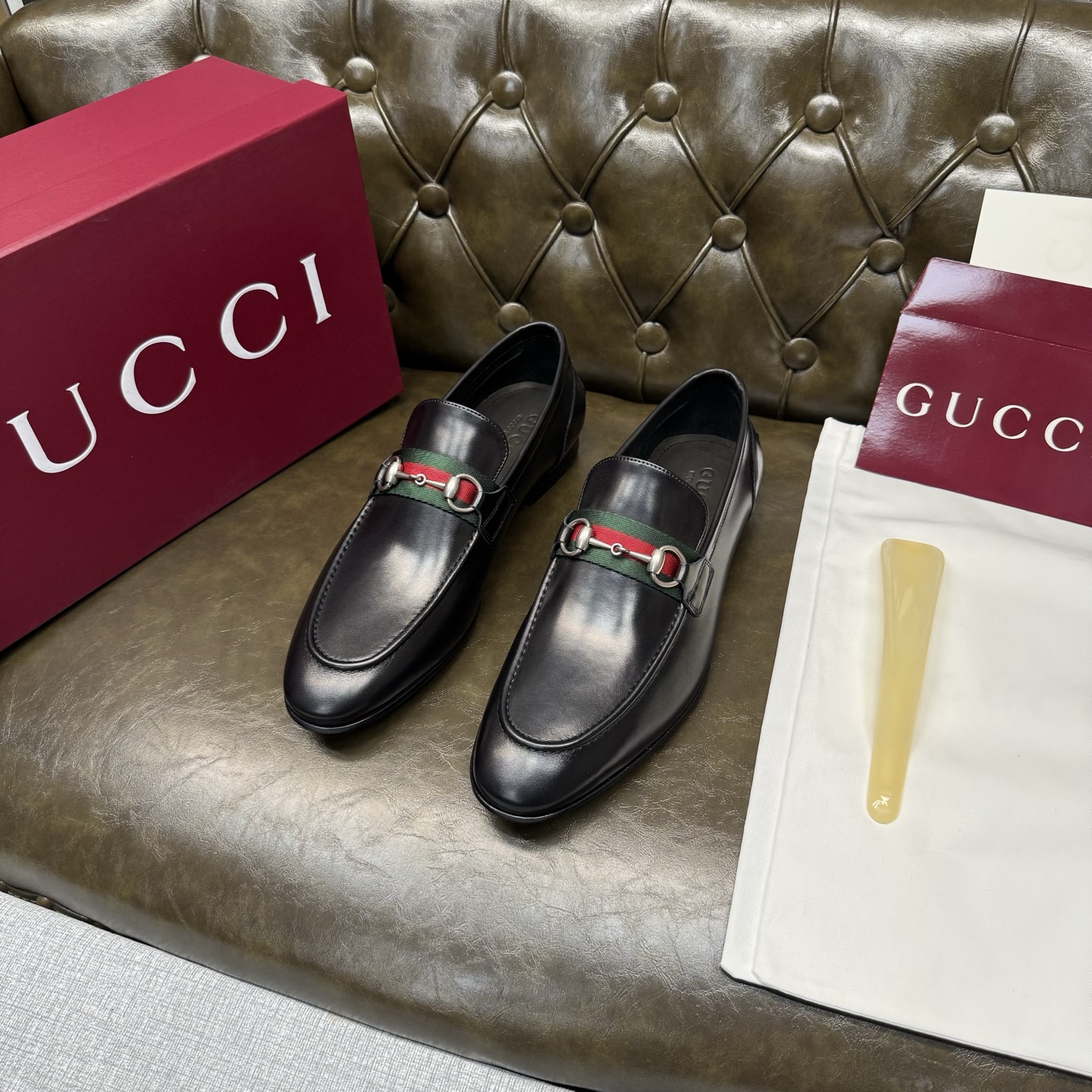 NO:955913,[Black calf with webbing silver buckle/lined leather] Original quality, GUCCI classic, fashionable retro simple style leather shoes, uppers made of imported cowhide, fine and silky, double G metal decoration, cowhide lining + cowhide insole, original Italian leather outsole, Goodyear craftsmanship, British style, sophisticated materials and real materials.  Size 39/40/41/42/43/44 (38.45.46. Customized),,gucci,gucci,cowhide,Leather soles19860909【黑色小牛配织带银扣/无里皮】原单品质,GUCCI古驰经典款,时尚复古简约风格皮鞋,鞋面采用进口牛皮,细腻丝滑,双G金属装饰,牛皮内里+鞋垫牛皮,原版意大利真皮大底,固特异工艺,英伦风格,用料做工复杂讲究,真材实料. 尺码39/40/41/42/43/44（38.45.46.订做）,,gucci,gucci,cowhide,Leather soles,Men's shoes