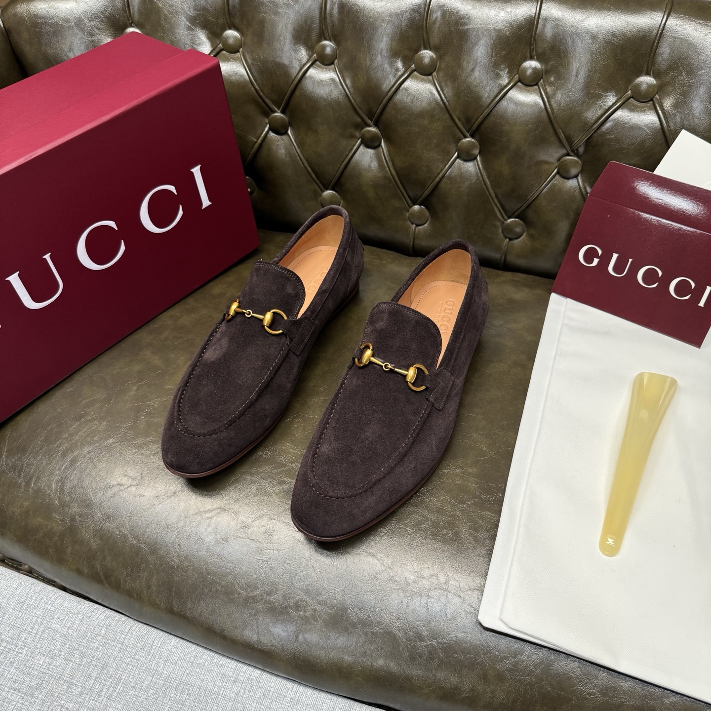 NO:955921,[Red brown cowhide noodles/coffee edge embossed sole] Original quality, GUCCI classic, fashionable retro simple style leather shoes, the upper is made of imported cowhide, fine and silky, double G metal decoration, cowhide lining + cowhide insole, original Italian leather outsole, Goodyear craftsmanship, British style, the materials used are complex and exquisite in workmanship, real materials.  Size 39/40/41/42/43/44 (38.45.46. Customized),,gucci,gucci,cowhide,Leather soles19860909【红棕牛京面/咖边压花底】原单品质,GUCCI古驰经典款,时尚复古简约风格皮鞋,鞋面采用进口牛皮,细腻丝滑,双G金属装饰,牛皮内里+鞋垫牛皮,原版意大利真皮大底,固特异工艺,英伦风格,用料做工复杂讲究,真材实料. 尺码39/40/41/42/43/44（38.45.46.订做）,,gucci,gucci,cowhide,Leather soles,Men's shoes