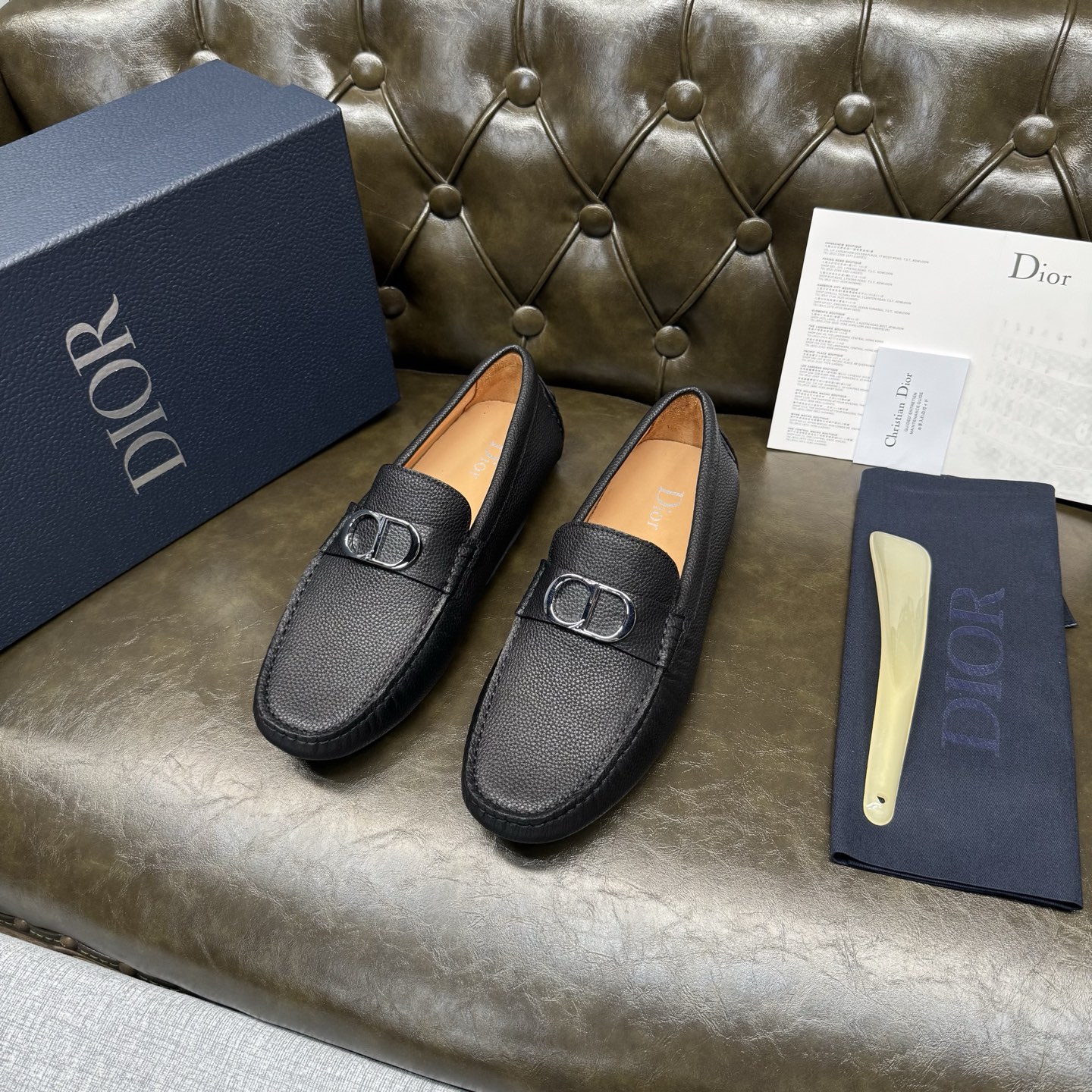 NO:930872,Black pebbled pattern with silver buckle CD [Dior] new men's slip-on beanie shoes!   These loafers continue the iconic silhouette of formal shoes, with a more elegant design, exquisite hand-stitching, and perfect workmanship details. They are carefully made of imported cow leather, embellished with hardware buckles on the upper, and the 'CD' logo is engraved on the heel. The inner foot pad is made of water-dyed cow leather, which is soft and comfortable. It is equipped with a rubber sole for more durability. It can be worn with shorts or jeans to create a fashionable and casual look.  Code number 39～44 (38.45.46 customized), dior, dior, loafers, shorts, jeans, cowhide19860909黑色荔枝纹配银扣 CD【迪奥Dior】新品 男士套脚豆豆鞋！  这款乐福鞋延续标志性的正装鞋履轮廓,以更加优雅的设计呈现,精致手工缝线,做工细节完美呈现,采用进口牛皮革精心制作,鞋面五金扣饰点缀,鞋跟处镌刻有“CD”标志,内里垫脚水染牛皮加持,柔软舒适,搭配橡胶鞋底,更加耐穿.一脚蹬穿着方式 可与短裤或牛仔裤搭配,打造时髦休闲的造型. 码数39～44（38.45.46定做）,,dior,dior,loafers,shorts,jeans,cowhide,Men's shoes