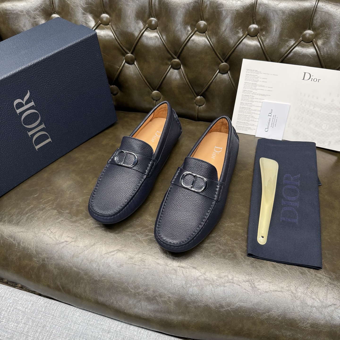 NO:930878,Blue pebbled pattern with silver buckle CD [Dior] new men's slip-on beanie shoes!   These loafers continue the iconic silhouette of formal shoes, with a more elegant design, exquisite hand-stitching, and perfect workmanship details. They are carefully made of imported cow leather, embellished with hardware buckles on the upper, and the 'CD' logo is engraved on the heel. The inner foot pad is made of water-dyed cow leather, which is soft and comfortable. It is equipped with a rubber sole for more durability. It can be worn with shorts or jeans to create a fashionable and casual look.  Code number 39～44 (38.45.46 customized), dior, dior, loafers, shorts, jeans, cowhide19860909蓝色荔枝纹配银扣 CD【迪奥Dior】新品 男士套脚豆豆鞋！  这款乐福鞋延续标志性的正装鞋履轮廓,以更加优雅的设计呈现,精致手工缝线,做工细节完美呈现,采用进口牛皮革精心制作,鞋面五金扣饰点缀,鞋跟处镌刻有“CD”标志,内里垫脚水染牛皮加持,柔软舒适,搭配橡胶鞋底,更加耐穿.一脚蹬穿着方式 可与短裤或牛仔裤搭配,打造时髦休闲的造型. 码数39～44（38.45.46定做）,,dior,dior,loafers,shorts,jeans,cowhide,Men's shoes