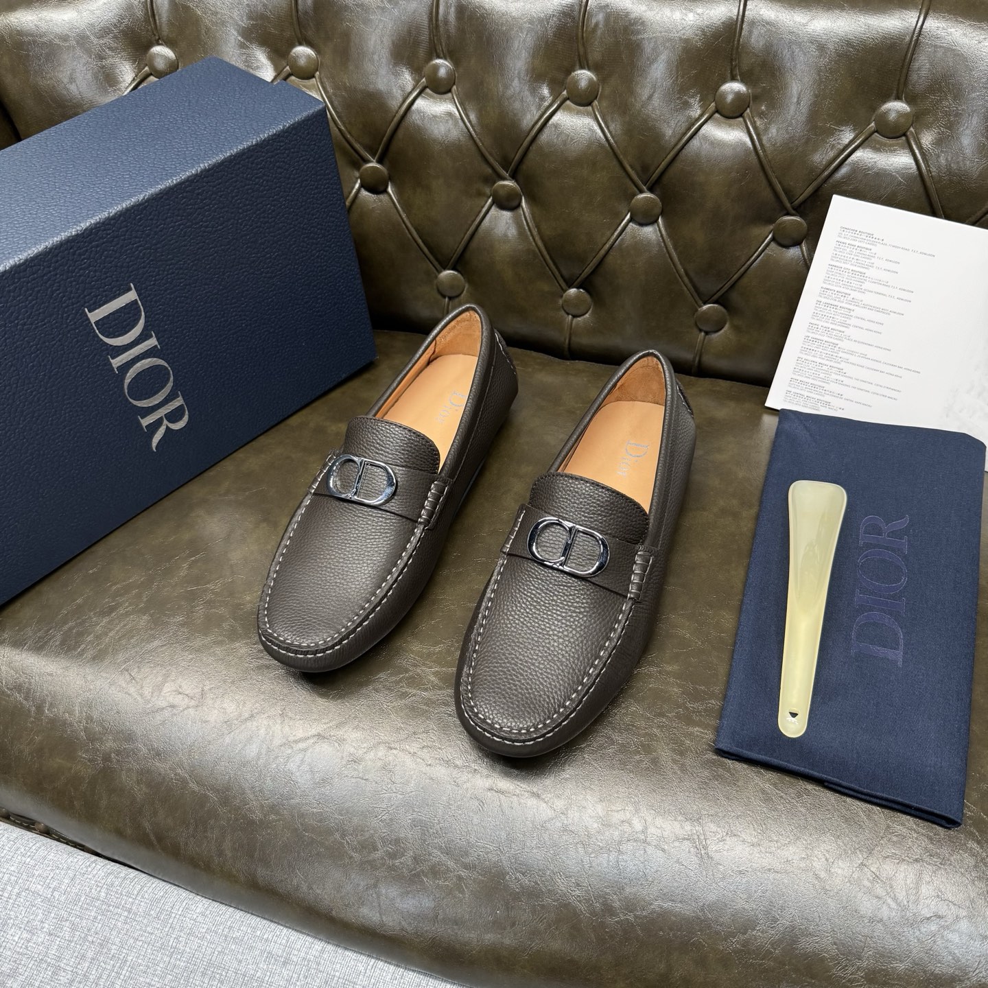 NO:930887,Dark brown pebbled pattern with silver buckle CD [Dior] new men's slip-on beanie shoes!   These loafers continue the iconic silhouette of formal shoes, with a more elegant design, exquisite hand-stitching, and perfect workmanship details. They are carefully made of imported cow leather, embellished with hardware buckles on the upper, and the 'CD' logo is engraved on the heel. The inner foot pad is made of water-dyed cow leather, which is soft and comfortable. It is equipped with a rubber sole for more durability. It can be worn with shorts or jeans to create a fashionable and casual look.  Code number 39～44 (38.45.46 customized), dior, dior, loafers, shorts, jeans, cowhide19860909深棕色荔枝纹配银扣 CD【迪奥Dior】新品 男士套脚豆豆鞋！  这款乐福鞋延续标志性的正装鞋履轮廓,以更加优雅的设计呈现,精致手工缝线,做工细节完美呈现,采用进口牛皮革精心制作,鞋面五金扣饰点缀,鞋跟处镌刻有“CD”标志,内里垫脚水染牛皮加持,柔软舒适,搭配橡胶鞋底,更加耐穿.一脚蹬穿着方式 可与短裤或牛仔裤搭配,打造时髦休闲的造型. 码数39～44（38.45.46定做）,,dior,dior,loafers,shorts,jeans,cowhide,Men's shoes