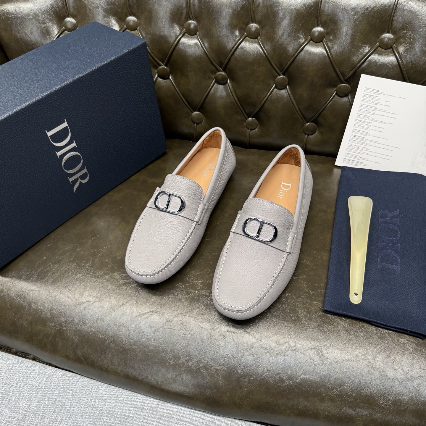 NO:930914,Gray pebbled pattern with silver buckle CD [Dior] new men's slip-on beanie shoes!   These loafers continue the iconic silhouette of formal shoes, with a more elegant design, exquisite hand-stitching, and perfect workmanship details. They are carefully made of imported cow leather, embellished with hardware buckles on the upper, and the 'CD' logo is engraved on the heel. The inner foot pad is made of water-dyed cow leather, which is soft and comfortable. It is equipped with a rubber sole for more durability. It can be worn with shorts or jeans to create a fashionable and casual look.  Code number 39～44 (38.45.46 customized), dior, dior, loafers, shorts, jeans, cowhide19860909灰色荔枝纹配银扣 CD【迪奥Dior】新品 男士套脚豆豆鞋！  这款乐福鞋延续标志性的正装鞋履轮廓,以更加优雅的设计呈现,精致手工缝线,做工细节完美呈现,采用进口牛皮革精心制作,鞋面五金扣饰点缀,鞋跟处镌刻有“CD”标志,内里垫脚水染牛皮加持,柔软舒适,搭配橡胶鞋底,更加耐穿.一脚蹬穿着方式 可与短裤或牛仔裤搭配,打造时髦休闲的造型. 码数39～44（38.45.46定做）,,dior,dior,loafers,shorts,jeans,cowhide,Men's shoes