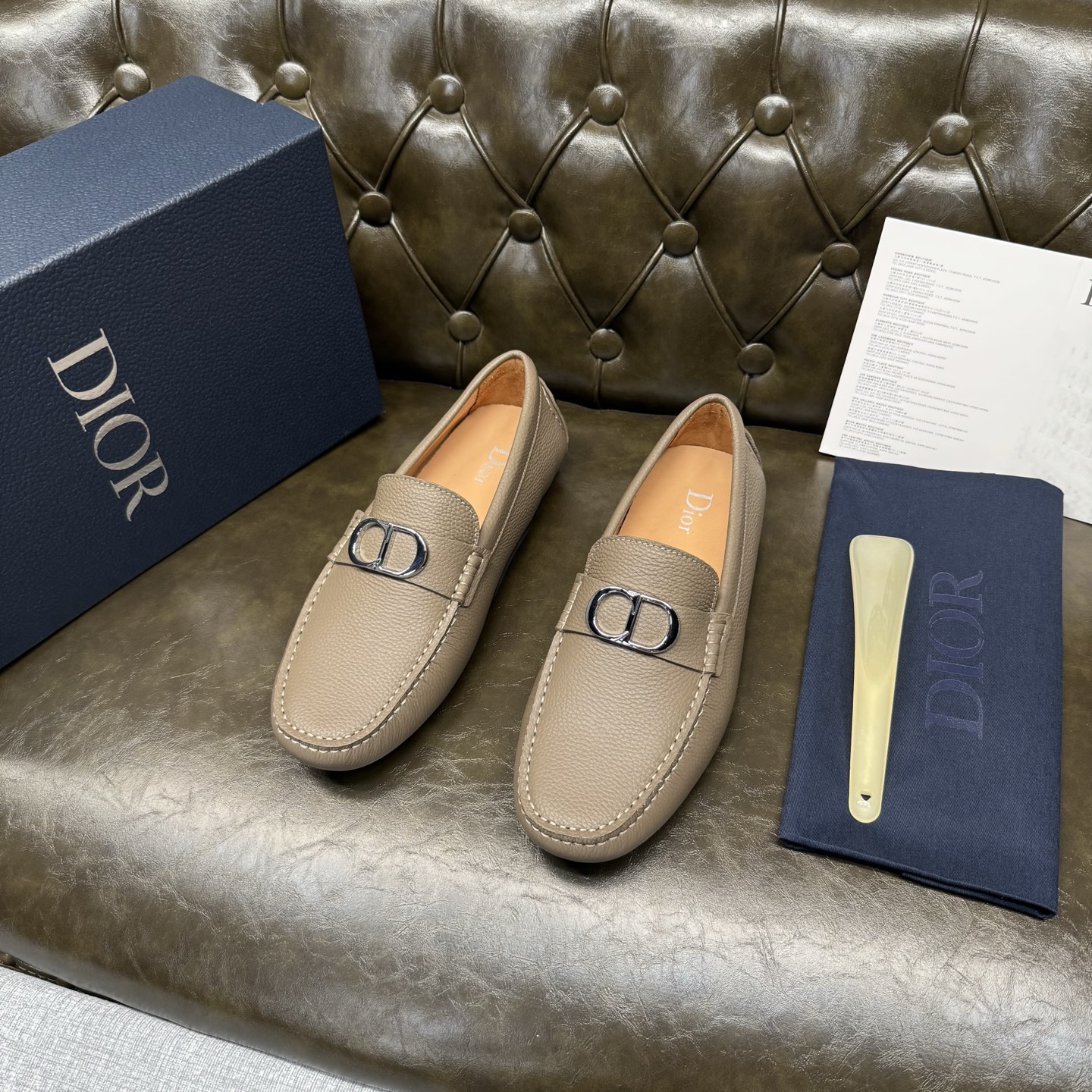 NO:930894,Earthy brown pebbled pattern with silver buckle CD [Dior] new men's slip-on beanie shoes!   These loafers continue the iconic silhouette of formal shoes, with a more elegant design, exquisite hand-stitching, and perfect workmanship details. They are carefully made of imported cow leather, embellished with hardware buckles on the upper, and the 'CD' logo is engraved on the heel. The inner foot pad is made of water-dyed cow leather, which is soft and comfortable. It is equipped with a rubber sole for more durability. It can be worn with shorts or jeans to create a fashionable and casual look.  Code number 39～44 (38.45.46 customized), dior, dior, loafers, shorts, jeans, cowhide19860909土棕色荔枝纹配银扣 CD【迪奥Dior】新品 男士套脚豆豆鞋！  这款乐福鞋延续标志性的正装鞋履轮廓,以更加优雅的设计呈现,精致手工缝线,做工细节完美呈现,采用进口牛皮革精心制作,鞋面五金扣饰点缀,鞋跟处镌刻有“CD”标志,内里垫脚水染牛皮加持,柔软舒适,搭配橡胶鞋底,更加耐穿.一脚蹬穿着方式 可与短裤或牛仔裤搭配,打造时髦休闲的造型. 码数39～44（38.45.46定做）,,dior,dior,loafers,shorts,jeans,cowhide,Men's shoes