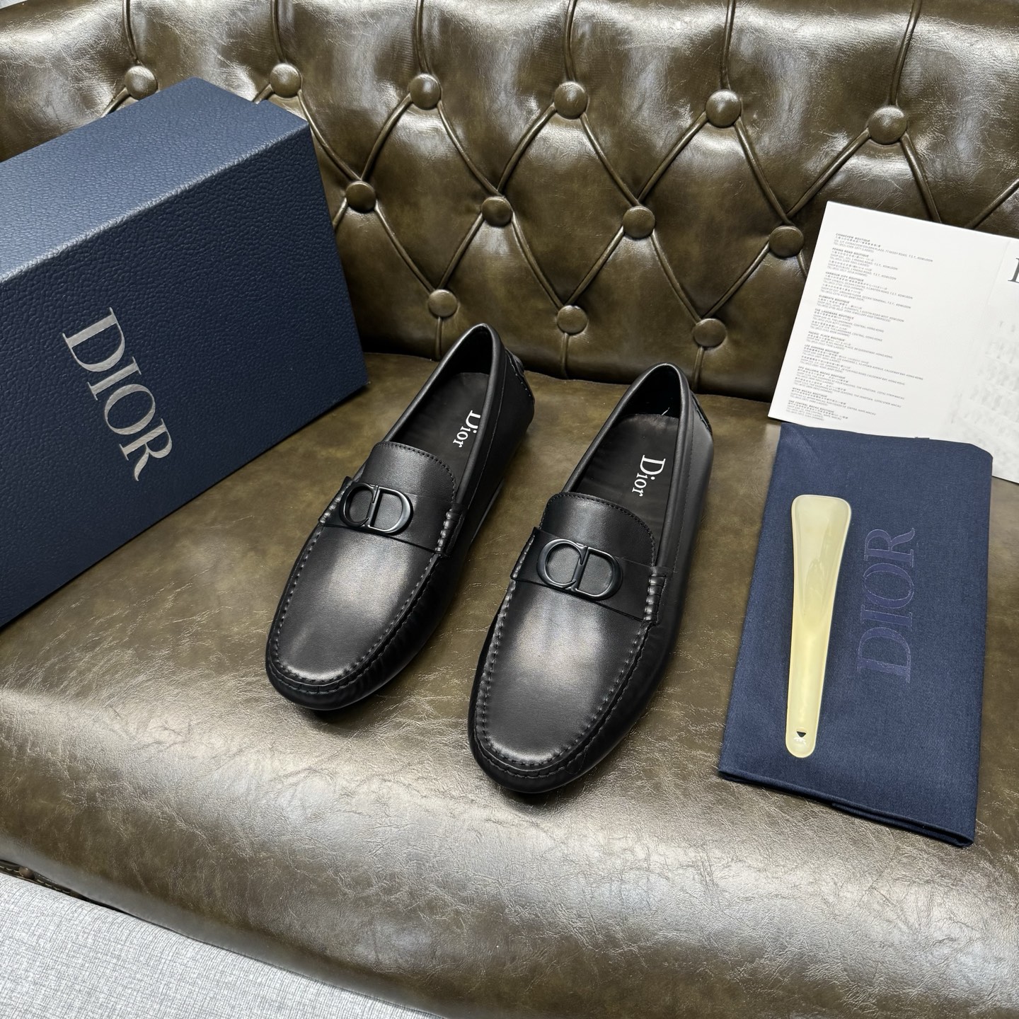 NO:930904,Black calf with black buckle CD [Dior] new men's slip-on shoes!   These loafers continue the iconic silhouette of formal shoes, with a more elegant design, exquisite hand-stitching, and perfect workmanship details. They are carefully made of imported cow leather, embellished with hardware buckles on the upper, and the 'CD' logo is engraved on the heel. The inner foot pad is made of water-dyed cow leather, which is soft and comfortable. It is equipped with a rubber sole for more durability. It can be worn with shorts or jeans to create a fashionable and casual look.  Code number 39～44 (38.45.46 customized), dior, dior, loafers, shorts, jeans, cowhide19860909黑色小牛配黑扣 CD【迪奥Dior】新品 男士套脚豆豆鞋！  这款乐福鞋延续标志性的正装鞋履轮廓,以更加优雅的设计呈现,精致手工缝线,做工细节完美呈现,采用进口牛皮革精心制作,鞋面五金扣饰点缀,鞋跟处镌刻有“CD”标志,内里垫脚水染牛皮加持,柔软舒适,搭配橡胶鞋底,更加耐穿.一脚蹬穿着方式 可与短裤或牛仔裤搭配,打造时髦休闲的造型. 码数39～44（38.45.46定做）,,dior,dior,loafers,shorts,jeans,cowhide,Men's shoes