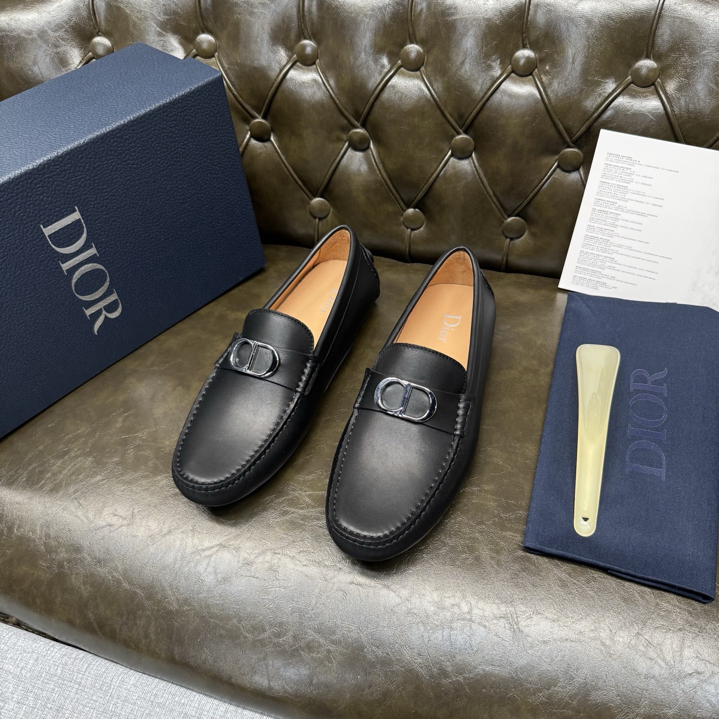 NO:930925,Black calf almond with silver buckle CD [Dior] new men's slip-on shoes!   These loafers continue the iconic silhouette of formal shoes, with a more elegant design, exquisite hand-stitching, and perfect workmanship details. They are carefully made of imported cow leather, embellished with hardware buckles on the upper, and the 'CD' logo is engraved on the heel. The inner foot pad is made of water-dyed cow leather, which is soft and comfortable. It is equipped with a rubber sole for more durability. It can be worn with shorts or jeans to create a fashionable and casual look.  Code number 39～44 (38.45.46 customized), dior, dior, loafers, shorts, jeans, cowhide19860909黑色小牛杏里配银扣 CD【迪奥Dior】新品 男士套脚豆豆鞋！  这款乐福鞋延续标志性的正装鞋履轮廓,以更加优雅的设计呈现,精致手工缝线,做工细节完美呈现,采用进口牛皮革精心制作,鞋面五金扣饰点缀,鞋跟处镌刻有“CD”标志,内里垫脚水染牛皮加持,柔软舒适,搭配橡胶鞋底,更加耐穿.一脚蹬穿着方式 可与短裤或牛仔裤搭配,打造时髦休闲的造型. 码数39～44（38.45.46定做）,,dior,dior,loafers,shorts,jeans,cowhide,Men's shoes
