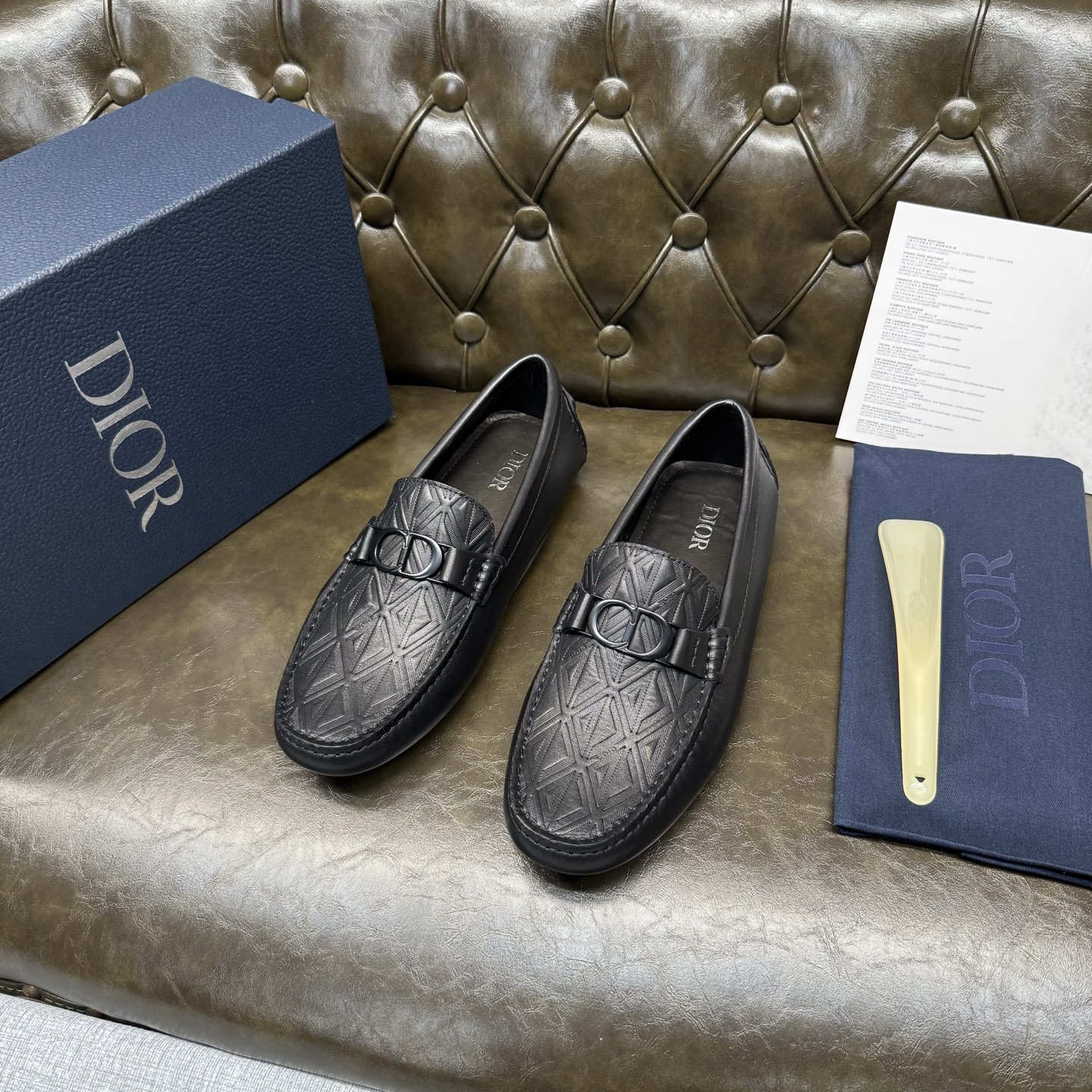 NO:930936,Black calf embossed CD [Dior] new men's slip-on shoes!   These loafers continue the iconic silhouette of formal shoes, with a more elegant design, exquisite hand-stitching, and perfect workmanship details. They are carefully made of imported cow leather, embellished with hardware buckles on the upper, and the 'CD' logo is engraved on the heel. The inner foot pad is made of water-dyed cow leather, which is soft and comfortable. It is equipped with a rubber sole for more durability. It can be worn with shorts or jeans to create a fashionable and casual look.  Code number 39～44 (38.45.46 customized), dior, dior, loafers, shorts, jeans, cowhide19860909黑色小牛压花 CD【迪奥Dior】新品 男士套脚豆豆鞋！  这款乐福鞋延续标志性的正装鞋履轮廓,以更加优雅的设计呈现,精致手工缝线,做工细节完美呈现,采用进口牛皮革精心制作,鞋面五金扣饰点缀,鞋跟处镌刻有“CD”标志,内里垫脚水染牛皮加持,柔软舒适,搭配橡胶鞋底,更加耐穿.一脚蹬穿着方式 可与短裤或牛仔裤搭配,打造时髦休闲的造型. 码数39～44（38.45.46定做）,,dior,dior,loafers,shorts,jeans,cowhide,Men's shoes
