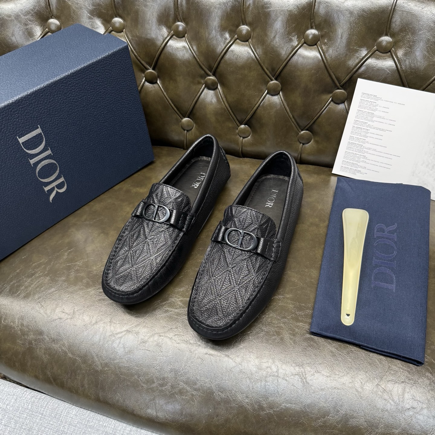 NO:930947,Black pebbled embossed CD [Dior] new men's slip-on shoes!   These loafers continue the iconic silhouette of formal shoes, with a more elegant design, exquisite hand-stitching, and perfect workmanship details. They are carefully made of imported cow leather, embellished with hardware buckles on the upper, and the 'CD' logo is engraved on the heel. The inner foot pad is made of water-dyed cow leather, which is soft and comfortable. It is equipped with a rubber sole for more durability. It can be worn with shorts or jeans to create a fashionable and casual look.  Code number 39～44 (38.45.46 customized), dior, dior, loafers, shorts, jeans, cowhide19860909黑色荔枝纹压花 CD【迪奥Dior】新品 男士套脚豆豆鞋！  这款乐福鞋延续标志性的正装鞋履轮廓,以更加优雅的设计呈现,精致手工缝线,做工细节完美呈现,采用进口牛皮革精心制作,鞋面五金扣饰点缀,鞋跟处镌刻有“CD”标志,内里垫脚水染牛皮加持,柔软舒适,搭配橡胶鞋底,更加耐穿.一脚蹬穿着方式 可与短裤或牛仔裤搭配,打造时髦休闲的造型. 码数39～44（38.45.46定做）,,dior,dior,loafers,shorts,jeans,cowhide,Men's shoes
