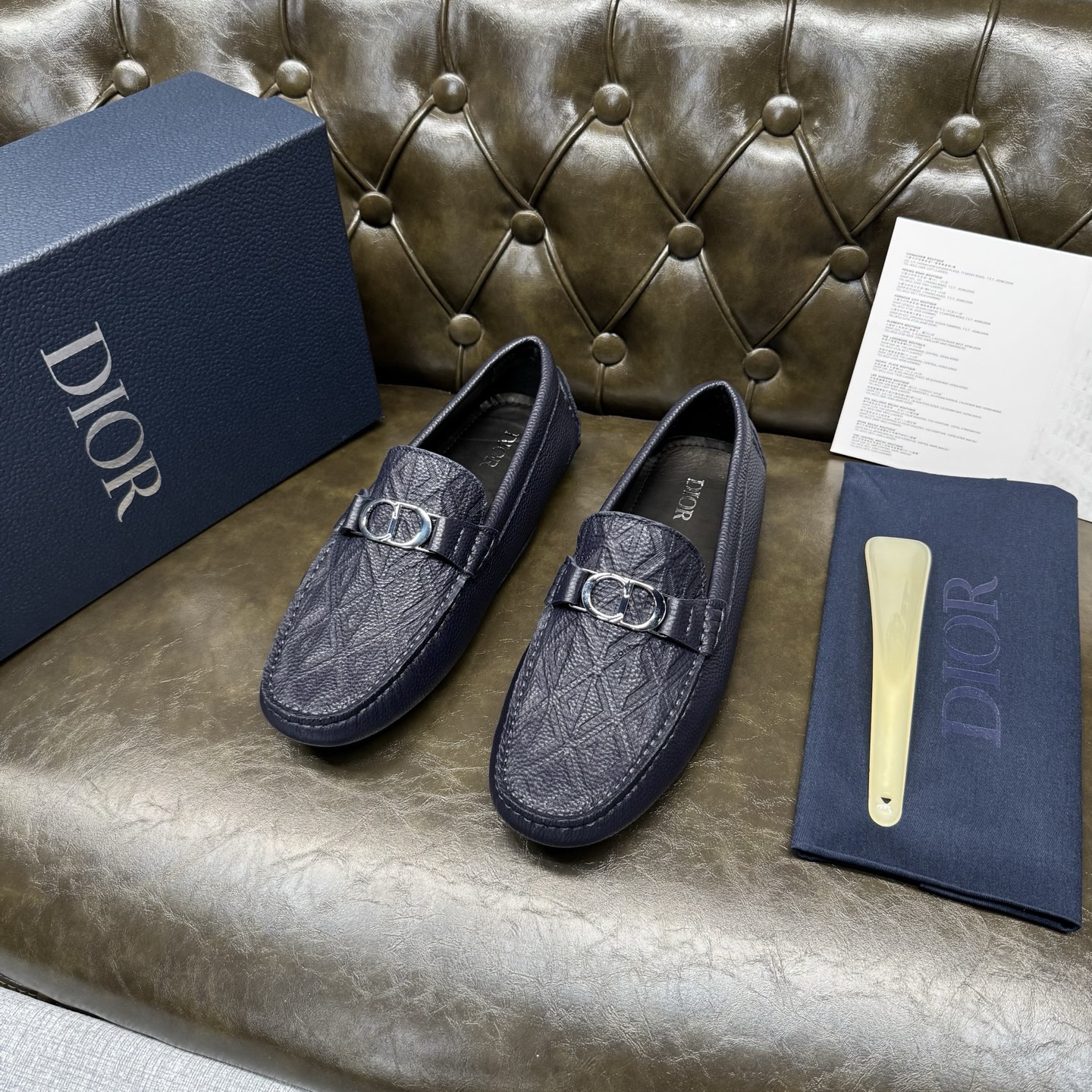 NO:930958,Blue pebbled embossed CD [Dior] new men's slip-on shoes!   These loafers continue the iconic silhouette of formal shoes, with a more elegant design, exquisite hand-stitching, and perfect workmanship details. They are carefully made of imported cow leather, embellished with hardware buckles on the upper, and the 'CD' logo is engraved on the heel. The inner foot pad is made of water-dyed cow leather, which is soft and comfortable. It is equipped with a rubber sole for more durability. It can be worn with shorts or jeans to create a fashionable and casual look.  Code number 39～44 (38.45.46 customized), dior, dior, loafers, shorts, jeans, cowhide19860909蓝色荔枝纹压花 CD【迪奥Dior】新品 男士套脚豆豆鞋！  这款乐福鞋延续标志性的正装鞋履轮廓,以更加优雅的设计呈现,精致手工缝线,做工细节完美呈现,采用进口牛皮革精心制作,鞋面五金扣饰点缀,鞋跟处镌刻有“CD”标志,内里垫脚水染牛皮加持,柔软舒适,搭配橡胶鞋底,更加耐穿.一脚蹬穿着方式 可与短裤或牛仔裤搭配,打造时髦休闲的造型. 码数39～44（38.45.46定做）,,dior,dior,loafers,shorts,jeans,cowhide,Men's shoes