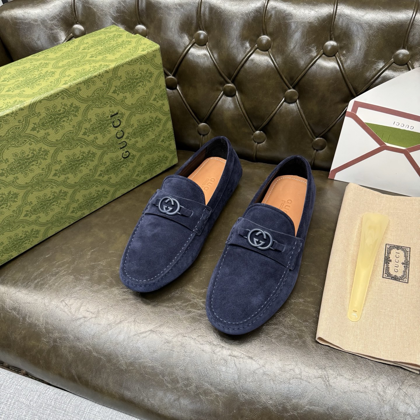 NO:930968,Blue Niujing G Home Purchasing Edition is available simultaneously on the official website GUCC* GUCC* Horsebit men's driving shoes official price RMB, 300 Classic style beanie shoes Lazy people's exclusive slip-on slip-on shoes The horsebit element that has gone through the baptism of time has now become a classic element of the brand, aiming to pay tribute to the brand's equestrian roots. On this cow leather driving shoe, the symbolic element is presented in a dazzling manner. The exquisite hand-stitching work details are comparable to those at the counters  Imported from Italy, pebbled cowhide/plain cowhide/GG embossed cowhide/cow suede, exquisite horizontal straps decorated with metal horsebits of the same color, imported water-dyed cowhide foot pads, and original custom-made granular bean rubber soles. Super comfortable!  !  !  If you have fat feet and high insteps, choose a larger size!  !  Sold in original packaging. Multiple colors available!  Standard counter code number 39～44 (customized at 38.45.46) batch,,gucci,gucci,cowhide19860909蓝色牛京 G家 代购版 官网同步发售 GUCC* 古～驰 饰马衔扣男士驾车鞋官方售价 RMB,300经典款式豆豆鞋 懒人专属一脚蹬套脚便鞋 历经时间洗礼的马衔扣元素如今已成为品牌经典元素,旨在致敬品牌马术本源.在这款牛皮革驾车鞋上,该符号元素以耀眼之姿匠心呈现. 精致纯手工缝线做工细节堪比专柜 意大利进口荔枝纹牛皮/平纹牛皮/GG 压纹牛皮/牛反绒精致横带饰以同色金属马衔扣加持,进口水染牛皮垫脚 原版定制颗粒豆豆橡胶鞋底.舒适度超级赞！！！ 脚胖脚背高的选大一码！！原包装发售.多色可选！ 标准专柜码数39～44（38.45.46定做） 批,,gucci,gucci,cowhide,Men's shoes
