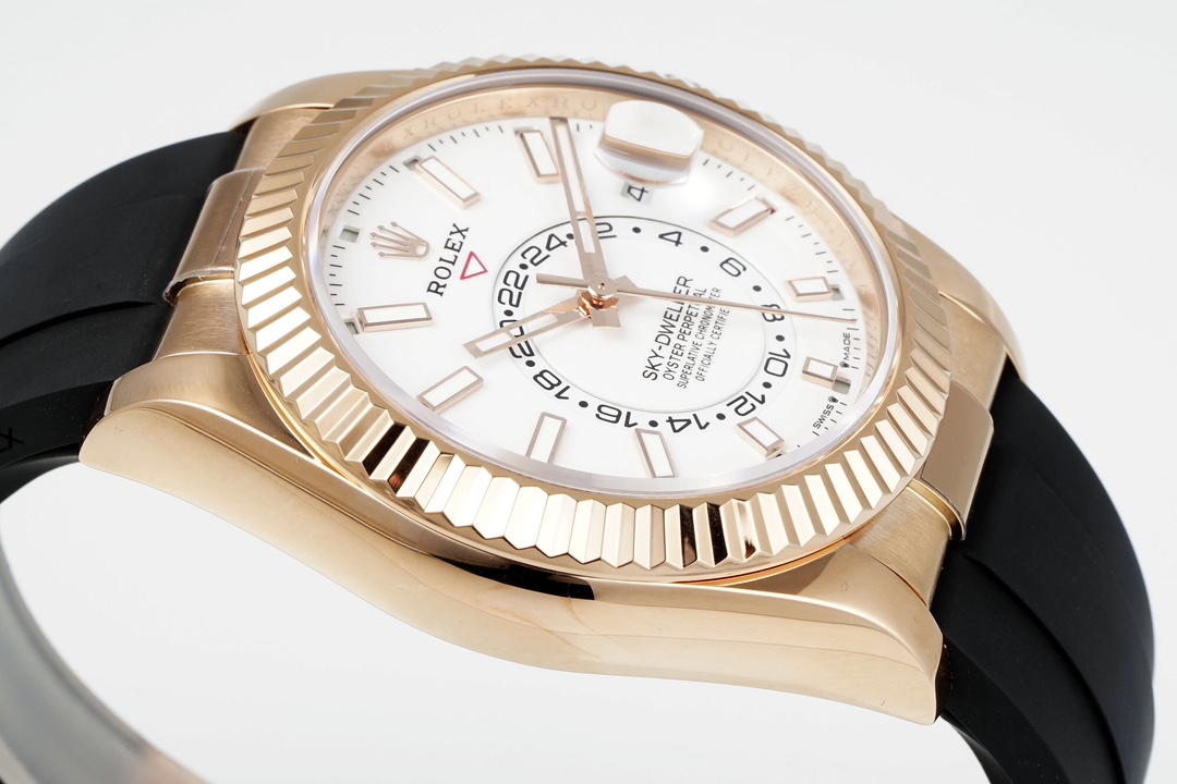 ZF利器(V2重金属版推荐)
🔥 重量可达到与正品铢两悉称🔥
ROLEX劳力士Sky-Dweller“史上最复杂劳力士”腕表
42MM的蚝式表壳采用904L精钢打磨,表圈采用劳力士Ring Command三角坑纹双向旋转表圈,旋转外圈可调节月份功能。表扣是摺叠蚝式带扣配5MM易调链节延展系统。
ZF独家改装的9002机芯,28800每小时振荡次数。动力储备达到72小时间。而与正品一致正确的调校方式是在第二时区上,Sky-Dweller是通过子表盘显示。它由两个元素组成:位于LOGO下方的红色三角形,它指向第二时区的时间,以24 小时制显示。旋转把头拉出来到第一档,往上则为调日历档,往下则单调时针(分针保持不动)。拉至第二档可正常调时间(子表盘的24 小时制表圈即跟随移动)