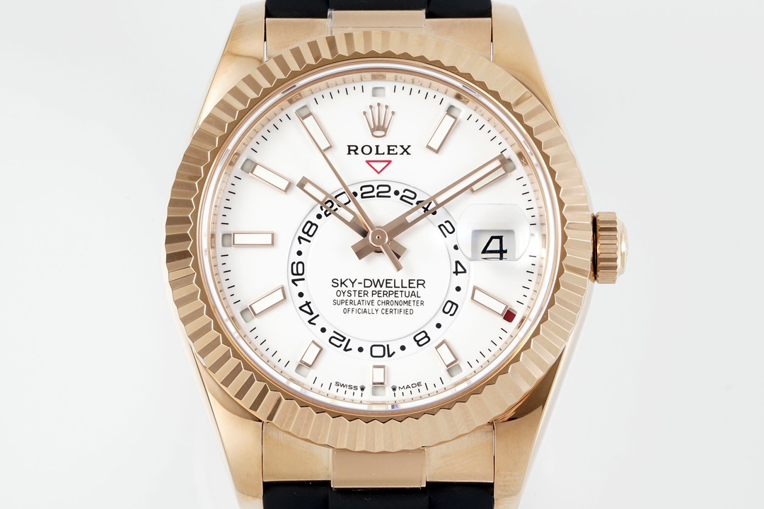 ZF利器(V2重金属版推荐)
🔥 重量可达到与正品铢两悉称🔥
ROLEX劳力士Sky-Dweller“史上最复杂劳力士”腕表
42MM的蚝式表壳采用904L精钢打磨,表圈采用劳力士Ring Command三角坑纹双向旋转表圈,旋转外圈可调节月份功能。表扣是摺叠蚝式带扣配5MM易调链节延展系统。
ZF独家改装的9002机芯,28800每小时振荡次数。动力储备达到72小时间。而与正品一致正确的调校方式是在第二时区上,Sky-Dweller是通过子表盘显示。它由两个元素组成:位于LOGO下方的红色三角形,它指向第二时区的时间,以24 小时制显示。旋转把头拉出来到第一档,往上则为调日历档,往下则单调时针(分针保持不动)。拉至第二档可正常调时间(子表盘的24 小时制表圈即跟随移动)