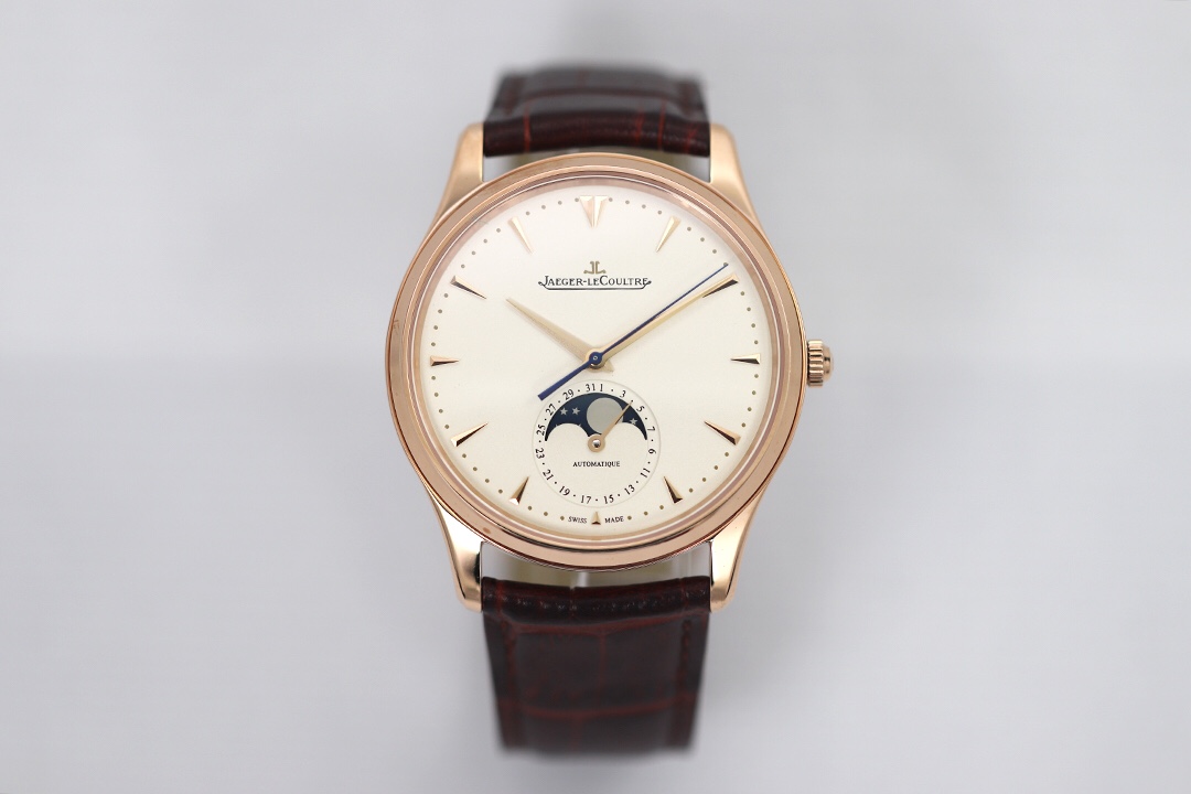 NO:384687,ZF Jaeger-LeCoultre Moon Phase Master joins hands with the ultra-thin integrated movement to return in a limited time. The diameter is 39MM synchronously, and the streamlined steel case is escorted. There are calendar and moon phase adjustment buttons on the left and right sides. The logo embossed on the head is clear and powerful, and the entire case is polished, and the lugs are natural. The dial layout is simple but not simple. The small dial at the six o'clock position has two functions: moon phase and calendar, which are consistent with the original version. The Yin-Yang surface pointer is made very well. The left and right ends are symmetrically separated by different surface treatment processes, half matte and half polished. The back is transparent, and the bottom cover is made of stainless steel and sapphire, fixed by four single-mouth screws. The Jaeger-LeCoultre logo on the bottom cover and the watch number are hollow, delicate and profound. The biggest highlight of this update is that the movement uses a Cal. all-in-one machine!  The thickness of the watch is compressed to the extreme, and the movement performance is more stable. The top layer of calfskin strap is stamped with crocodile patterns and is equipped with a simple butterfly buckle, which is exquisitely made and polished. ZF has once again empowered Jaeger-LeCoultre's Moon Phase Master, welcome to taste it!  ,jaeger-lecoultre,cowhide19860909ZF积家月相大师携手超薄一体机芯限时返场 直径39MM同步原装,流线型精钢表壳保驾护航,左右侧面有日历和月相调节按钮.把头的logo浮雕明晰有力,并且整只表壳进行了抛光处理,表耳弧度天然. 表盘布局简约而不简单,六点位置的小表盘有月相和日历两种功能,功能与原版一致. 阴阳面指针做的非常到位,指针左右两头对称分开别离选用了不同的表面处理工艺,一半磨砂一半抛光. 背透设计,精钢和蓝宝石搭配成的底盖,由四颗一字口螺丝固定.底盖上的积家标志以及手表编号都镂空细腻深刻. 本次更新最大亮点是机芯采用了Cal.一体机！将腕表厚度压缩到极致,机芯性能更稳定. 头层小牛皮表带,上面印压鳄鱼纹路,配以一枚简单易用蝴蝶表扣,做工精致、打磨细腻. ZF再次为积家月相大师赋能,欢迎品鉴！,,jaeger-lecoultre,cowhide,Watch