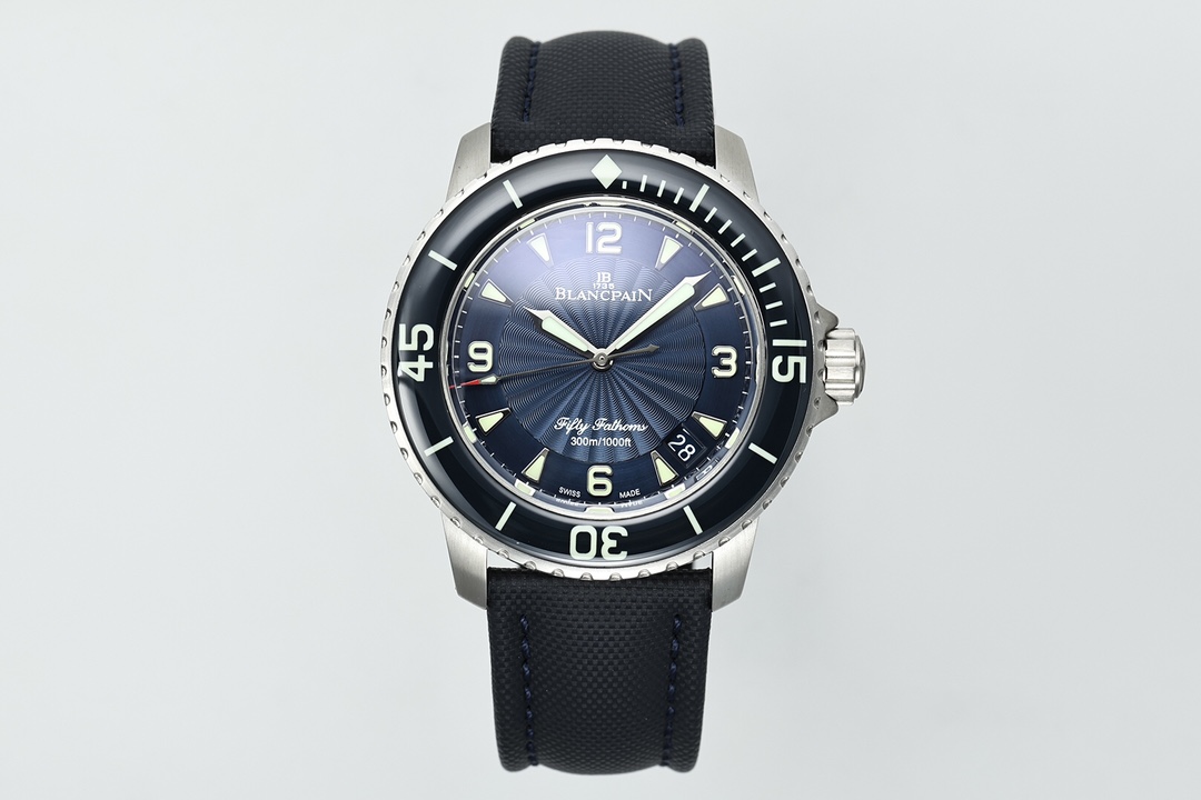NO:158772,ZF classic reappears, the originator of modern diving watches - Blancpain 50-seeking Ultimate Edition Nirvana Rebirth [Deyi] [Deyi] [Deyi] 1) The case is 45MM in size, majestic, and is cast with fine steel. The lugs are designed to fit ergonomics. They have been polished and polished by hundreds of exquisite craftsmanship to enhance texture and comfortable wearing. They are strong and durable, and can withstand the test of daily wear and complex environments. 2) The dial is made of deep black, which can absorb 97 light, and a sapphire mirror coated with purple-laniro. The Swiss luminous scale on the outer ring is also accompanied by a huge luxury sapphire bezel, which forms a very strong contrast with the luminous hour marker. In a dim environment, it also ensures clear and easy to read.  3) The strap, canvas and rubber lining are a good partner for outdoor adventure and daily commuting. The canvas is tough and wear-resistant, and it is not easy to damage after being sharpened; the rubber lining is soft and fit, not only effectively cushioning vibration, but also has excellent waterproof and anti-slip performance. It is an excellent fusion of practicality and aesthetics. The ultimate version of ZF Fifty Fathoms, Phoenix Nirvana, continues the legend of the ocean on your wrist again!  ,19860909ZF经典重现,现代潜水表的鼻祖—-宝珀50寻终极版 涅槃重生[得意][得意][得意] 1)表壳45MM的尺寸,大气磅礴,选用精钢材质铸造,表耳的设计贴合人体工程学,经上百道精湛工艺倒角打磨抛光,提升质感,佩戴舒适.坚固耐用,能够抵御日常磨损与复杂环境的考验. 2)表盘采用深邃黑色,可吸收97的光线,紫兰罗镀膜的蓝宝石镜面.而外圈的瑞士夜光刻度同样加以巨大豪华蓝宝石表圈,与夜光时标形成非常强烈对比,在昏暗的环境下,也确保清晰易读. 3)表带,帆布搭配橡胶内衬,是户外冒险与日常通勤的得力伙伴.帆布的坚韧耐磨,历经磨砺也不易损坏;橡胶内衬柔软贴合,不仅能有效缓冲震动,还具备出色的防水,防滑性能.是实用与美学的绝佳融合. ZF五十噚终极版,凤凰涅槃,与你再续腕间的海洋传奇！,,Watch