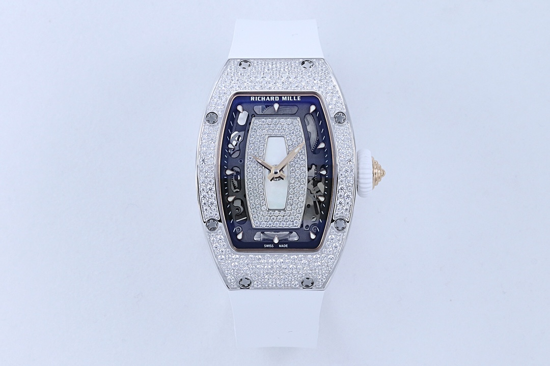 NO:387609,ZF is exquisite and brilliant. The charming work 'Goddess of the Watch' Richard Miller RM07-1 Red Lips and Black Lips Series 1) The wine barrel-shaped case has a smooth and elegant line. It fits the wrist and is comfortable to wear. The authentic one-to-one size is 45.66MM, with a three-layer structure. The bezel and bottom cover are fixed on the micro-sandblasted stainless steel mid-layer case with 12 five-grade titanium alloy spline screws. It is paired with an anti-glare sapphire crystal glass mirror and bottom cover, which is transparent and clear, showing the agility of the movement. 2) The middle of the dial is red (black) agate, and small diamonds are decorated around it. This is also the most feminine element of the entire watch. The 12 water drop hour markers are close to the edge of the upper flange. Each hour marker is filled with luminous paint in the hollowed-out frame, with extremely exquisite details.  3) High-quality fluoroelastic tape, soft and comfortable, without fear of sweat, ultraviolet and moisture erosion, is timeless and new, and is closely matched with the case. It is matched with a stainless steel folding buckle, which is convenient to open and close and shows luxury. 4) Equipped with ZF's exclusive self-developed CRMA2 automatic winding movement, which adopts a high hollow design. The movement carries a variable inertia balance wheel to ensure excellent performance during use. A variable geometric automatic disc automatically adjusts the rotation speed from the active state. The power reserve is about 50 hours. The balance wheel is located at 6 o'clock, and has been carefully processed movement parts such as brushing, chamfering, and polishing, as well as the bottom plate and bridge plate treated with deep black VD coating. It fully shows the precision and artistic sense of machinery.19860909ZF精致璀璨.魅力之作 “表界女神” 理查德米勒RM07-1红唇黑唇系列 1)酒桶形的表壳线条流畅而优雅.贴合手腕,佩戴舒适.正品一比一尺寸45.66MM,采用三层结构,表圈与底盖以12根五级钛合金花键螺丝固定在微喷砂处理的精钢中层表壳上,搭配防眩蓝宝石水晶玻璃表镜与底盖,通透清晰,展现机芯灵动之美. 2)表盘正中为红色(黑色)玛瑙,周围点缀小钻,这也是整枚表最女性化的元素,12个水滴时标紧贴在上法兰盘边缘,每个时标都是在镂空的外框内填充夜光涂料,细节无比精致. 3)高品质氟橡胶胶带,柔软舒适,无惧汗水,紫外线和湿气侵蚀,历久弥新,与表壳紧密贴合.搭配精钢折叠表扣,开合便捷且尽显奢华. 4)搭载ZF独家自主研发的CRMA2自动上链机芯,该机芯采用高镂空设计.机芯承载可变惯性摆轮,确保在使用中保持精良性能.可变几何自动盘,由活动状态自动调节旋转速度.动力储备约为50小时摆轮位于6点处,经拉丝,倒角,和抛光等细致加工的机芯零部件,以及深黑VD镀层处理的底板和桥板.尽显机械的精密与艺术感.,,Watch