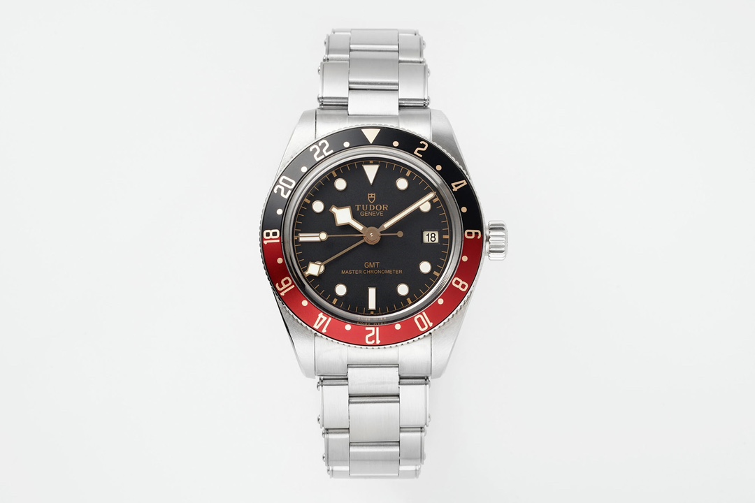 NO:394483,ZF is ambitious and retro. The new Biwan GMT 'COKE ring' watch of Tudor continues the classic 39mm size, and its thickness is reduced by nearly 2mm compared to other series of watches, down to 12.8mm. The various iconic retro elements of the watch are derived from the 7924 diving watch launched by Tudor in 2018. The bezel design of one red and one black is affectionately called the 'COKE ring' by the public because the color scheme is similar to the packaging color of Coca-Cola. The red and black aluminum ring presents a simple texture and has a more retro color.  On the round arched matte black dial, the hands, hour markers and scales are all treated with gold, which echoes the bezel. Tudor's classic logo, the 'Snowflake' hour hand, slowly swept through with time. In addition to the three time-travel hands, the end of the second time zone pointer also adopts a snowflake design, pointing to the black and red 'COKE circle'. In addition, the hour markers and four pointers are coated with A-level Swiss Super-LumiNova luminous coating to ensure the luminous display function of the diving watch. The three-link 'rivet' stainless steel strap is equipped with the 'T-fit' buckle of the Tudor watch, which can be fine-tuned by itself, which is relatively convenient. Produced by ZF, it is determined to win,19860909ZF野心勃勃,复古到底.帝舵全新碧湾型GMT款“COKE圈”腕表 表壳延续了型经典的39毫米尺寸,厚度也相较于其他系列表款缩减了将近2毫米,降至12.8毫米,腕表的各项标志性复古元素均源自年帝舵推出的7924潜水表.一红一黑的表圈设计,因配色酷似可口可乐的包装颜色,便被大众亲切地称为“COKE圈”,红黑铝圈则呈现出一种古朴的质感,更有复古色彩. 圆拱形哑光黑色表盘上,指针、时标、刻度均采用了金色处理,与表圈相呼应.帝舵的一大经典标志——“雪花”时针随着时间流逝缓缓划过,除三根走时指针外,另一根第二时区指针的尾端同样采用了雪花设计,指向黑红相间的“COKE圈”.除此之外,时标及四根指针均涂覆了A级瑞士Super-LumiNova夜光涂层,确保潜水表的夜光显示功能. 三链节“铆钉式”不锈钢表带,配备了帝舵表表“T-fit”带扣,可自行微调,比较便捷. ZF出品,志在必得,,Watch