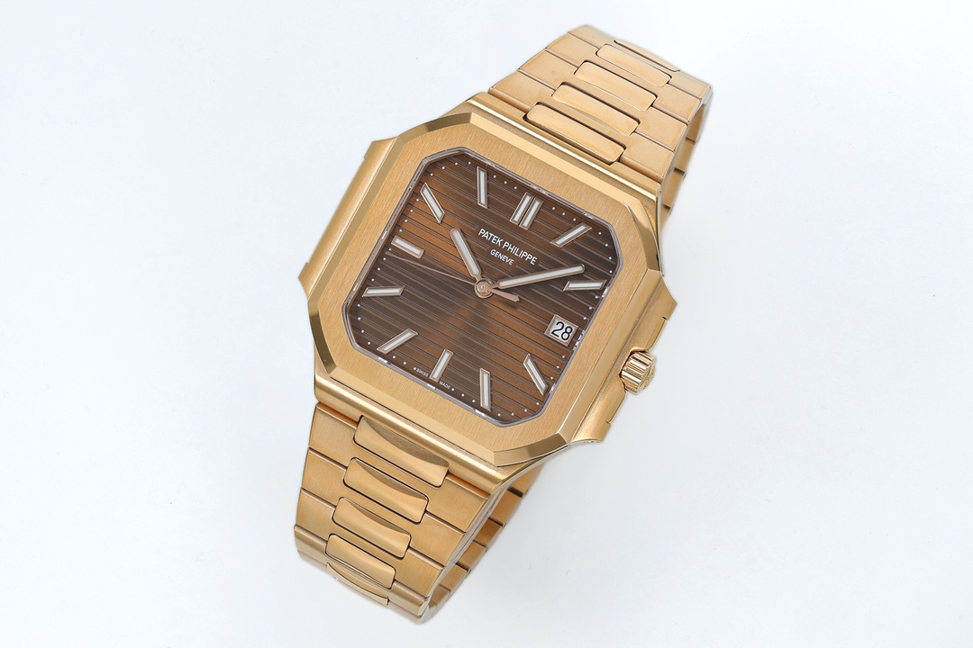 NO:553324,PPF factory’s new work this year—PP Patek Philippe Cubitus Series 5821 “Small TV”—the benchmark for elegant sports watches in the new era!  The unique square and rounded case design adopts Nautilus's two-layer shell structure, which is highly integrated with the bracelet and has stronger integrity. The PPF uses the exquisite craftsmanship of vertical forging frosting and mirror polishing to create a modern three-dimensional light and shadow effect. The diagonal length of 45MM benefits from the exquisite craftsmanship and the light and thin curve that fits the wrist, so that the hand effect is not bulky and clumsy.  The horizontal horizontal stripe relief on the olive green sunburst dial and the blue sunburst dial not only inherits the classic corrugation of the Nautilus, but also enhances the visual impact with sharp line cutting. It is cleverly matched with the Patton-style hands and complements each other, showing the luxurious charm of a sports watch!  Equipped with Cal.26-330SC automatic winding integrated movement, the golden central oscillating weight is engraved with horizontal stripes that echo the dial. Cubitus is also the only series with unique movement decoration. It also integrates a stop-second function and a power reserve of up to 38-45 hours. It is waterproof to a depth of 30 meters and meets the needs of daily life.,,patek philippe19860909PPF factory年新作—PP百达翡丽Cubitus系列5821“小电视”—新时代的优雅运动腕表标杆！ 独树一帜的方形圆角表壳设计,采用鹦鹉螺的两层壳体结构,与表链高度一体化,整体性更强.PPF通过垂直锻纹磨砂与镜面抛光的精湛工艺,打造出富有现代感的立体光影效.45MM的对角线长度,益于精致的工艺与以及轻薄贴合手腕的弧度,让上手效果并不大庞大笨拙. 橄榄绿色日辉纹表盘与蓝色日辉纹表盘上的水平横纹浮雕,不仅传承了鹦鹉螺的经典波纹,更以锐利的线条切割强化了视觉的冲击力,与巴顿式指针巧妙搭配,相得益彰,展现出运动腕表的奢华韵味！ 配备了Cal.26-330SC自动上链一体机芯,金色中央摆陀上,雕刻了与表盘相呼应的水平横纹,Cubitus也是唯一拥有独特机芯装饰的系列.同时融合了停秒功能与长达38-45小时的动力储备,防水深度30米,满足日常生活所需.,,patek philippe,Watch