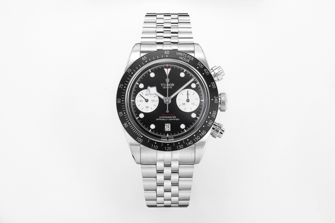 NO:765136,ZF's new product - Tudor's new BlackBayChrono watch - is a subtle balance of classic elements and modern innovation, and is a true 'Tudor graduation model'.  Highlights: ZF is the only calendar manufacturer on the market. The size of the calendar window, the font and size of the calendar numbers are all consistent with the genuine products. [Case] ZF genuine 1:1 mold opening 41MM diameter is made of 316L stainless steel case. The surface is alternately brushed and polished, and has strong scratch resistance.  It is full of texture. It is equipped with a high-tech black anodized aluminum tachymeter outer ring, a screw-in crown and a sealed bottom cover, making the watch waterproof. [Dial] Unique dial design, three-dimensional hour markers, and angular 'snowflake' hands filled with Super-LumiNo  va luminous material adds to the sportiness and legibility of the watch. The dial has a sense of layering and three-dimensionality. The date window at 6 o'clock is convenient for checking the date and is very practical. [Strap] 316L stainless steel five-link design, exquisite and delicate, high comfort, equipped with Tudor's unique 'T-  fit” quick adjustment system, which can be quickly and finely adjusted without tools, achieving a 5 mm fine-tuning range to adapt to different wrist sizes. [Movement] The Dandong movement equipped with Swiss watchmaking technology has extremely high timing accuracy. Each movement is finely adjusted beforehand to ensure accurate travel time.19860909ZF新品—帝舵全新碧湾计时型(Tudor BlackBayChrono)腕表—经典元素与现代创新的精妙平衡,是真正意义上的“帝舵毕业款”. 亮点ZF是市场唯一一家日历对版的厂家,日历窗尺寸,日历数字的字体和大小均与正品一致.【表壳】ZF正品1:1开模41MM直径采用316L精钢表壳,表面拉丝和抛光工艺交交替处理,抗划痕性强,质感十足.配备起高工艺的黑色阳极氧化铝测速计字外圈,旋入式表冠和密闭式底盖,赋予腕表米防水.【表盘】独具匠心的表盘设计,立体钟点标记,以及棱角分明的“雪花”指针填充Super-LumiNova夜光物料,又增加了腕表的运动感和易读性.盘面的层次感与立体感十足.6时位置的日期视窗,方便查看日期,实用性满分.【表带】316L精钢五链节设计,精致细腻,舒适度高配备了帝舵独特的“T-fit”快速调节系统,无需工具便可快速精细调校,实现5毫米微调范围,适配不同腕围.【机芯】搭载的丹东机芯采用瑞士制表技术,计时精度极高,每一枚机芯前都均经过精细调校,以确保走时精准无误.,,Watch