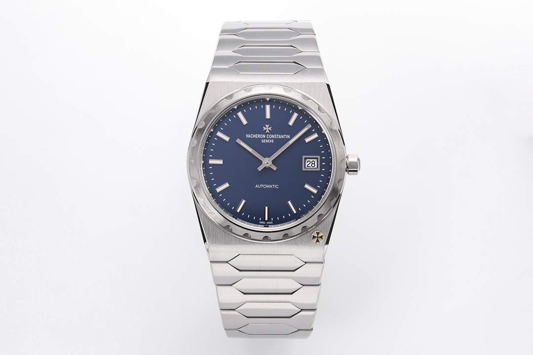 NO:602003,PPF new product - named 'Zhentu', VC Vacheron Constantin's historical masterpiece series 4200H/222A continues the design of the legendary 222, and integrates cutting-edge technology and exquisite craftsmanship, officially announcing the birth of the 'New King of Steel'!  [Watch body] PPF is the only company on the market that purchases authentic 1:1 molded .37MM watch cases that are integrated into one piece, showing a charming light and shadow effect. In the precise production process, micro shot blasting technology, thousands of vertical forging brushing and polishing can be used to show the complex arc shape of the watch case and bracelet, showing the same noble metal texture as the original.  The watch is equipped with an integrated bracelet and introduces a practical structural design. The flat case is equipped with an eye-catching grooved bezel and the Maltese cross logo is embossed at 5 o'clock. The bracelet adopts a large-sized hexagonal central link design, which is durable and simple in design. It is full of a sense of perseverance and confidence in fashion. [Dial] The 'Zoya Blue' dial is consistent with the original version with a Maltese cross logo.  logo, elegant and beautiful stick-shaped hands and bar-shaped time scales, as well as the date window at 3 o'clock. The hands and time scales are covered with Swiss Super-LumiNova luminous coating, which is off-white during the day and turquoise at night. It cleverly echoes the previous use of tritium as luminous paint. The overall design is simple and elegant, easy to read. [Movement] Equipped with PPF's exclusively developed and homemade /2 automatic  Winding mechanical movement, with a total of 194 parts and 27 gems. The thickness is only 3.6MM. It is equipped with an exclusive 3N gold-colored oscillating weight. The 222 logo is engraved on the oscillating weight. The groove pattern on the outer edge echoes the bezel. The power reserve is about 40 hours, the vibration frequency is 4 Hz (28800 times per hour), and the travel time is more accurate.,,vacheron,gold19860909PPF新品—以“臻途”为名 VC江诗丹顿历史名作系列4200H/222A.延续传奇222的设计,并融合了前沿的技术和精湛工艺,正式宣告“新钢王”诞生！【表身】PPF是市场唯一一家购入正品1:1开模.37MM的表壳一体成型,呈现出迷人的光影效果,在精密的制作过程中,通过微喷丸技术处理,经过上千次的垂直锻面拉丝和抛光打磨才能展示出表壳及表链复杂的弧线形状,呈现了与正品同样的高贵金属质感.腕表配备一体式表链,并引入实用的结构设计,扁平表壳上配有醒目的凹槽表圈,5点位压印马耳他十字标志.表链采用大尺寸的六边形中央链节设计,坚固耐用,设计简约,充满坚毅的力量感与自信的时尚感.【表盘】与原版一致的“卓雅蓝”表盘搭配马其他十字标志,典雅美观的棒状指针和条形时标,以及3点位的日期视窗,指针和时标覆以瑞士Super-LumiNova夜光涂层,白天呈米白色,夜晚为青绿色,巧妙呼应之前以氚作为夜光涂料.整体设计简约大气,易读时.【机芯】搭载PPF独家研发自制的/2自动上链机械机芯,共计194个零件,27颗宝石.厚度仅3.6MM,配备3N黄金色专属摆陀,摆陀上雕刻222标识,外缘的凹槽图案与表圈相呼应.动力储存约40小时,振动频率4赫兹（每小时28800次),走时更精准.,,vacheron,gold,Watch
