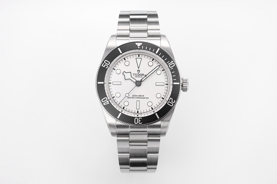 NO:617614,Produced by ZF ~ Tudor Black Bay Series 68 Model M7943: Triple ingenuity, hidden edge between the wrists! The retro frame of the case is both rigid and soft. The 43MM stainless steel case is the core of M7943's aura. The case is refined with two-color technology. The frosted sides and front are anti-fingerprint and enhance the texture. The polished outline of the bevel and bezel adds exquisite edge. The literal canvas of time intertwined with light and shadow.  The dial is the soul of M7943. The 'Tudor Blue' model is laid out with a sun-ray pattern, showing a deep luster when the light flows, while the silver model is simple and elegant. Both designs continue the brand's classic color aesthetics. The arched dial is equipped with three-dimensional metal hour markers, covered with Suer-LumiNova luminous coating, forming a classic echo with the iconic 'snowflake needle'. The strap is a comfortable choice that fits your heart.  The stainless steel three-link strap is made of the same material as the watch case. It has been polished and frosted in two colors. Both sides of the link are smooth and delicate, and the touch is warm and does not irritate the hand. Equipped with Tudor's patented T-fit buckle, it can be finely adjusted within 8 mm without tools, and the five-speed adjustment gear is suitable for the wrist. The hinge design of the strap is flexible, and it will fit naturally with the movement of the wrist when worn. With the brand logo on the buckle, the details highlight the sense of quality.19860909ZF出品~帝舵碧湾系列68型M7943:三重匠心,腕间藏锋! 表壳刚柔并济的复古骨架 43MM的不锈钢表壳是M7943的气场核心,表壳以双色工艺精修,侧边与正面的磨砂处理抗指纹更显质感,斜边与表圈的磨光勾勒则增添精致锋芒. 字面光影交织的时间画布 表盘是M7943的灵魂所在,“帝舵蓝”款以太阳放射纹铺陈,光线流转间尽现深邃光泽,银色款则尽显简约大气,两款设计皆延续品牌经典色彩美学.圆拱形表盘搭配立体金属时标,覆以Suer-LumiNova夜光涂层,与标志性“雪花针”形成经典呼应. 表带贴合随心的舒适之选 不锈钢三链节表带与表壳材质一脉相承,经磨光与磨砂双色处理,链节两侧光滑细腻,触感温润不硌手.搭载帝舵专利T-fit带扣,无需工具即可实现8毫米范围内的精细调校,五档调节档位适配手腕.表带铰链设计灵活,佩戴时随手腕活动自然贴合,搭配表扣处的品牌标识,细节处彰显品质感.,,Watch