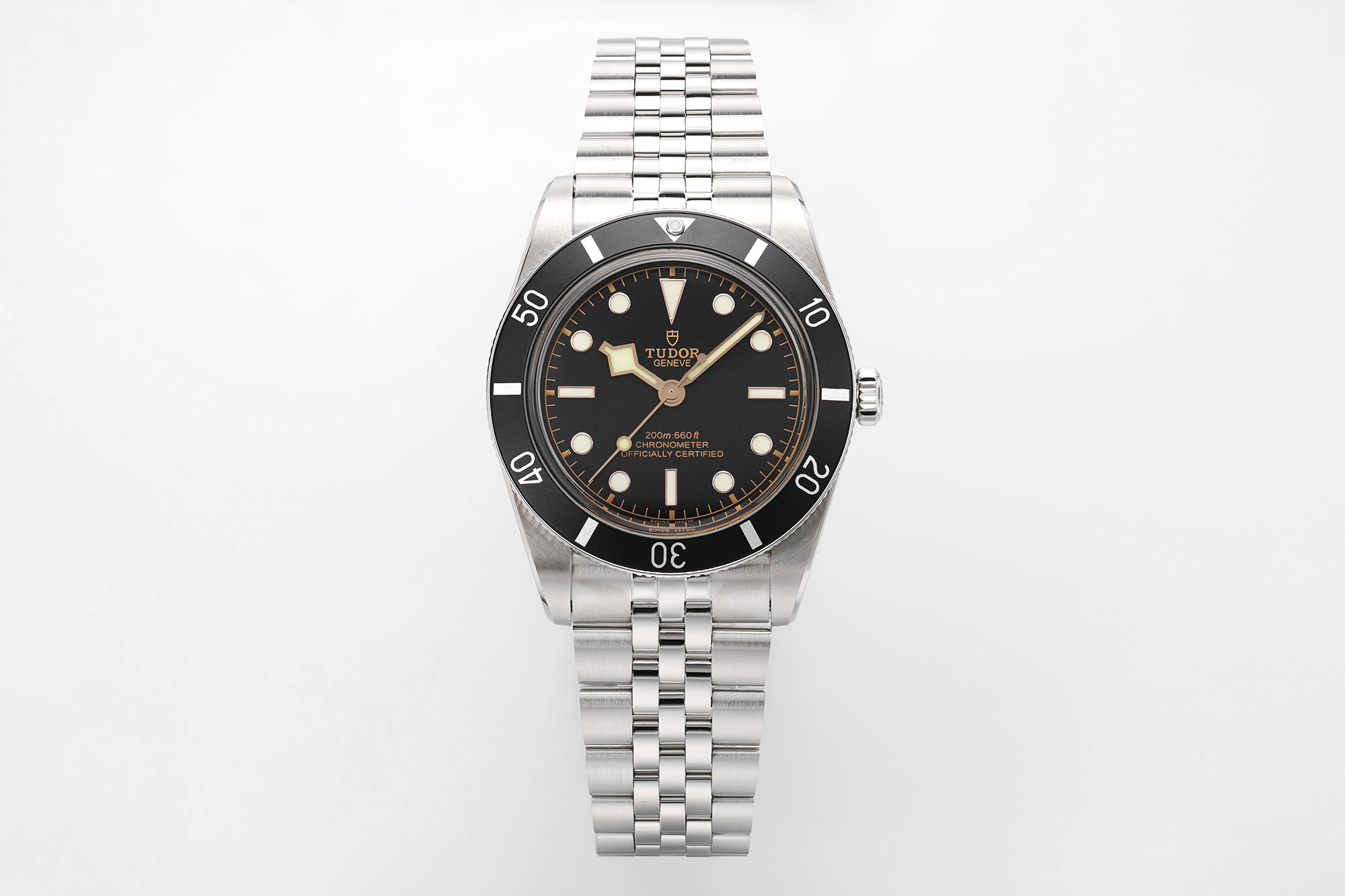 NO:641294,Produced by ZF - Time forges classics, and the edge is hidden in the wrist - Tudor Black Bay 54 M79000 watch! [Case] Tudor 79000 is made of stainless steel, which has been polished and frosted. The 37 mm diameter replicates the classic proportions of diving watches of the era, and is 11.2 mm thin and comfortable to wear.  The screw-in crown is decorated with an embossed Tudor rose, and is paired with a one-way rotating fine steel outer ring. It is water-resistant to 1 meter. It not only retains the retro style, but can also handle daily washing and shallow diving scenes with ease. It is both practical and textured. [Dial] The dial is designed with a lake blue sandy texture, and its delicate luster is like clear water. Round arch shape  The sapphire mirror is scratch-resistant and wear-resistant, and the calendar-free layout makes the reading interface more pure. The dots and bar time scales are equipped with luminous coating, which is clearly readable in dim environments. It not only pays tribute to the aesthetics of early diving watches, but also ensures practicality with modern technology. Retro and practicality are cleverly blended. [Watch] Stainless steel five-link strap is double polished  , has a delicate touch and fits the wrist without irritating the skin. It is equipped with a Tudor T-fit buckle, which supports multi-level micro-adjustment, and can be adapted to the bare wrist or with a diving suit. The strap structure is solid and durable, and does not require deliberate care for daily commuting. It is in the same vein as the case material, making the overall style unified, taking into account durability and wearing comfort.19860909ZF出品—时光铸经典,腕间藏锋芒—帝舵碧湾54型M79000腕表!【表壳】帝舵79000选用不锈钢打造表壳,经磨光与磨砂双工艺处理,37毫米直径复刻年代潜水表经典比例,11.2毫米纤薄厚度佩戴无负担.旋入式表冠饰有浮雕帝舵玫瑰,搭配单向旋转精钢外圈,米防水性能加持,既保留复古格调,又能从容应对日常洗漱与浅潜场景,实用与质感兼备.【表盘】表盘采用湖水蓝沙质纹理设计,细腻光泽宛如澄澈水域.圆拱形蓝宝石镜面抗划耐磨,无日历布局让读时界面更显纯粹.圆点与条形时标搭载夜光涂层,昏暗环境下清晰可读,既致敬早期潜水表美学,又以现代工艺保障实用性,复古与实用巧妙相融.【表带】不锈钢五链节表带经双重打磨,触感细腻且贴合手腕不硌肤.搭载帝舵T-fit带扣,支持多档位微调节,裸腕或搭配潜水服皆能适配.表带结构扎实耐用,日常通勤无需刻意呵护,与表壳材质一脉相承,让整体风格统一,兼顾耐用性与佩戴舒适度.,,Watch