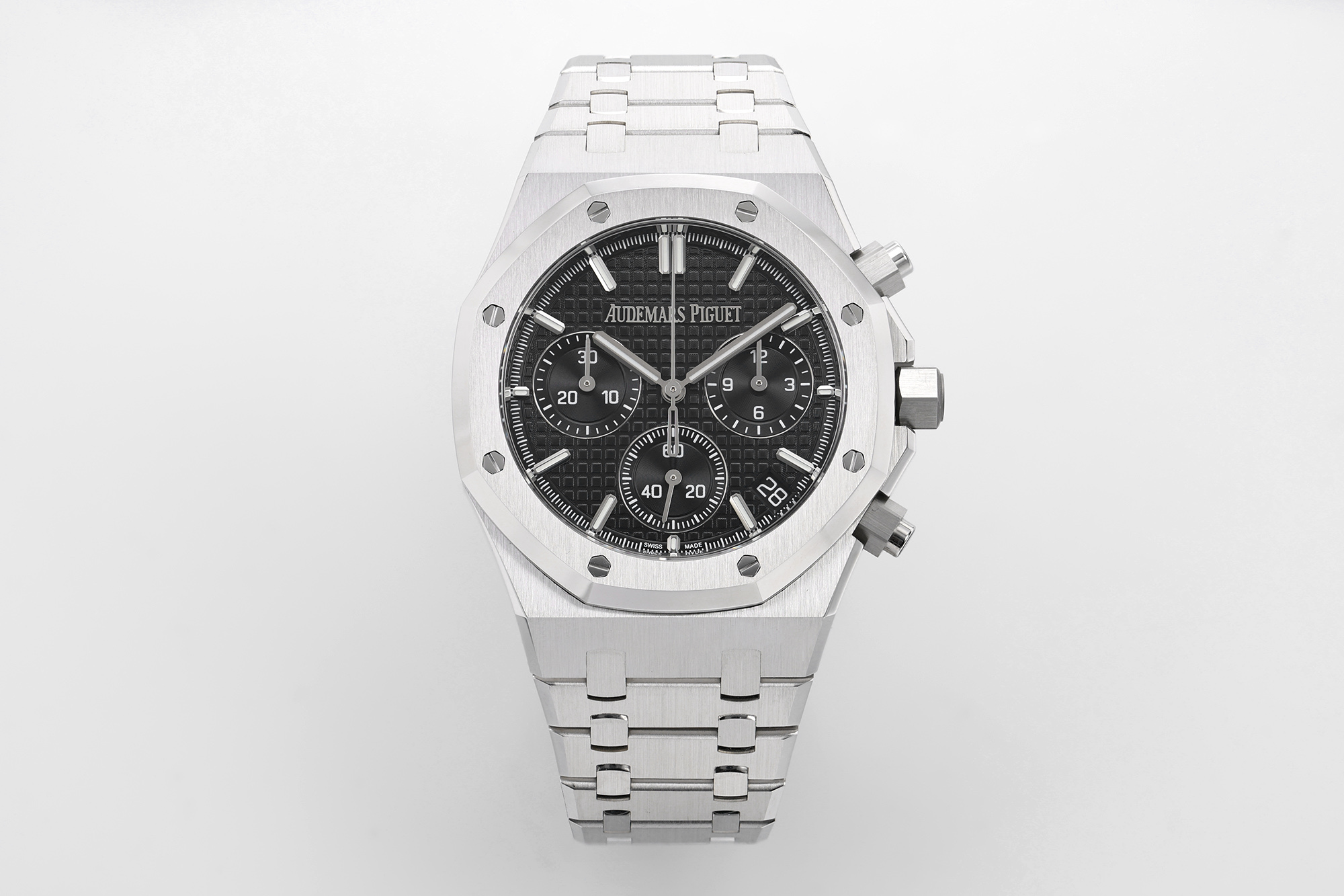 NO:641299,ZF’s new product [edges hide edges, time is proof] - Audemars Piguet Royal Oak Series 26240 Watch!  [Case] The 41MM gold proportion case inherits the iconic octagonal outline of the Royal Oak. It is alternately polished with satin brushing and polishing. The matte and shiny surfaces interweave to create a three-dimensional texture. It is equipped with an anti-glare sapphire mirror and a transparent bottom design, and a screw-in crown. The edges and corners show the collision of classic and modern. [Dial] The iconic 'Grande'  The 'Taisserie' large checkered pattern spreads three-dimensionally like deep sea ripples, especially the deep background color of night blue that gradually changes in luster under the light and shadow. (The blue dial crafted by ZF is the only one in the market that has no color difference with the genuine product.) Among them, the stepped sunken sub-dial with symmetrical layout at 3, 6, and 9 o'clock, three-dimensional fluorescent time scales and Royal Oak hands are filled with luminous material. Under the anti-glare sapphire mirror, you can see day and night.  Both can read time accurately. [Watch Strap] The one-piece homologous strap continues the texture expression. The stainless steel links are solid, the edges of the finely polished links are chamfered and smooth, and the movable head design naturally fits the curve of the wrist. The A-shaped folding buckle opens and closes smoothly and firmly, and the fonts engraved on the inside are consistent with the original. The built-in fine-tuning mechanism realizes millimeter-level adjustment. [Movement] The core is produced by Caliber, a factory in Shanghai.  4401 self-winding movement, 381 parts are precisely meshed, 40 rubies are embellished among them, and the swing frequency is 28,800 times/hour to ensure accurate travel time.,,audemars,gold19860909ZF新品【棱角藏锋,时光为证】——爱彼皇家橡树系列26240腕表！【表壳】41MM黄金比例表壳传承皇家橡树标志性八角形轮廓,经缎面拉丝与抛光交替打磨,哑光与亮面交织出立体质感.搭配防眩光蓝宝石表镜与透底设计,旋入式表冠.棱角间尽显经典与现代的碰撞.【表盘】标志性“Grande Taisserie”大格纹如深海波纹立体铺展,特别是夜色蓝的深邃底色在光影下流转渐变光泽.（ZF匠心制作的蓝盘是全市场唯一一家与正品无色差的)其中3、6、9点对称布局的阶梯式下沉副盘,立体荧光时标与皇家橡树指针填充夜光物料,防眩光蓝宝石表镜下,白昼黑夜皆能精准读时.【表带】一体式同源表带延续质感表达,精钢链节的扎实、经细腻打磨的链节边缘倒角光滑,活动头粒设计自然贴合手腕曲线.A字样折叠扣开合顺滑稳固,内侧镌刻字体与正品一致无差.而内置微调机构则实现毫米级调节.【机芯】核心搭载产自上海厂Calibre 4401自动上链机芯,381枚零件精密咬合,40颗红宝石点缀其间,28800次/小时摆频保障精准走时.,,audemars,gold,Watch