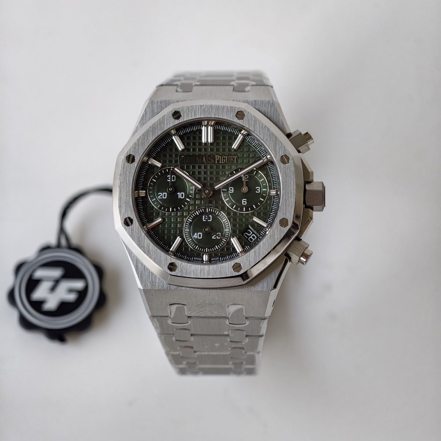 NO:764818,ZF’s new product [edges hide edges, time is proof] - Audemars Piguet Royal Oak Series 26240 Watch!  [Case] The 41MM gold proportion case inherits the iconic octagonal outline of the Royal Oak. It is alternately polished with satin brushing and polishing. The matte and shiny surfaces interweave to create a three-dimensional texture. It is equipped with an anti-glare sapphire mirror and a transparent bottom design, and a screw-in crown. The edges and corners show the collision of classic and modern. [Dial] The iconic 'Grande'  The 'Taisserie' large checkered pattern spreads three-dimensionally like deep sea ripples, especially the deep background color of night blue that gradually changes in luster under the light and shadow. (The blue dial crafted by ZF is the only one in the market that has no color difference with the genuine product.) Among them, the stepped sunken sub-dial with symmetrical layout at 3, 6, and 9 o'clock, three-dimensional fluorescent time scales and Royal Oak hands are filled with luminous material. Under the anti-glare sapphire mirror, you can see day and night.  Both can read time accurately. [Watch Strap] The one-piece homologous strap continues the texture expression. The stainless steel links are solid, the edges of the finely polished links are chamfered and smooth, and the movable head design naturally fits the curve of the wrist. The A-shaped folding buckle opens and closes smoothly and firmly, and the fonts engraved on the inside are consistent with the original. The built-in fine-tuning mechanism realizes millimeter-level adjustment. [Movement] The core is produced by Caliber, a factory in Shanghai.  4401 self-winding movement, 381 parts are precisely meshed, 40 rubies are embellished among them, and the swing frequency is 28,800 times/hour to ensure accurate travel time.,,audemars,gold19860909ZF新品【棱角藏锋,时光为证】——爱彼皇家橡树系列26240腕表！【表壳】41MM黄金比例表壳传承皇家橡树标志性八角形轮廓,经缎面拉丝与抛光交替打磨,哑光与亮面交织出立体质感.搭配防眩光蓝宝石表镜与透底设计,旋入式表冠.棱角间尽显经典与现代的碰撞.【表盘】标志性“Grande Taisserie”大格纹如深海波纹立体铺展,特别是夜色蓝的深邃底色在光影下流转渐变光泽.（ZF匠心制作的蓝盘是全市场唯一一家与正品无色差的)其中3、6、9点对称布局的阶梯式下沉副盘,立体荧光时标与皇家橡树指针填充夜光物料,防眩光蓝宝石表镜下,白昼黑夜皆能精准读时.【表带】一体式同源表带延续质感表达,精钢链节的扎实、经细腻打磨的链节边缘倒角光滑,活动头粒设计自然贴合手腕曲线.A字样折叠扣开合顺滑稳固,内侧镌刻字体与正品一致无差.而内置微调机构则实现毫米级调节.【机芯】核心搭载产自上海厂Calibre 4401自动上链机芯,381枚零件精密咬合,40颗红宝石点缀其间,28800次/小时摆频保障精准走时.,,audemars,gold,Watch