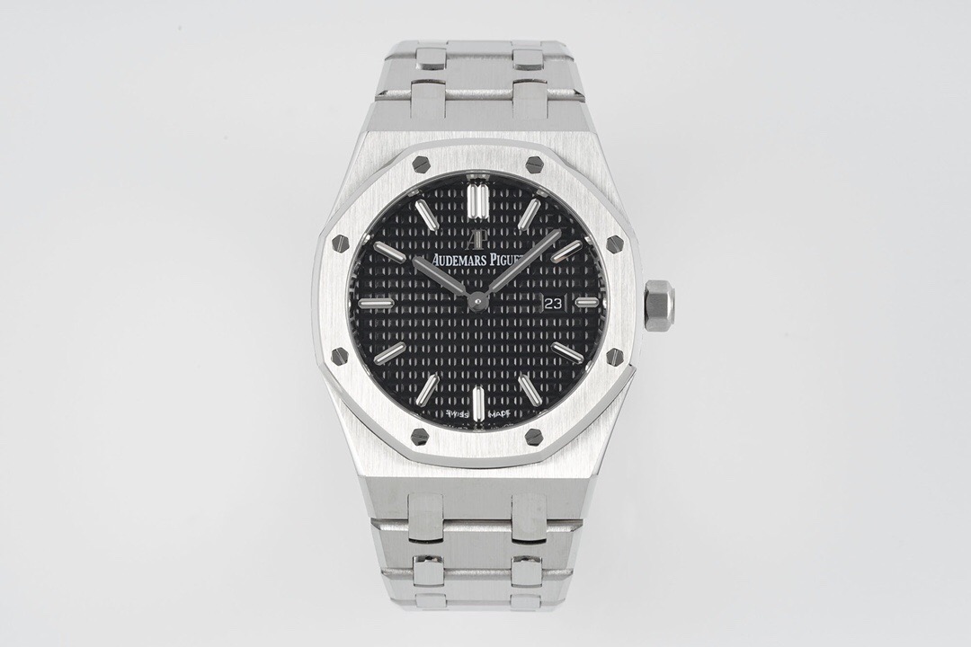 NO:687725,Audemars Piguet Royal Oak women's watch 67650/67651 series produced by ZF - a square inch of oak tree, freezes the elegance of time!  1 Upgraded version of the dial - the authentic molded 'Audemars iguet' check pattern is deep and three-dimensional, showing a convex shape instead of a flat state. With fluorescent three-dimensional time scales and Royal Oak hour hands, the 3 o'clock date window is simple and practical, and is integrated with the dial. It adds an elegant texture to the clear reading, and is both practical and aesthetic.  2 Upgraded version of the strap - The links of the 'extended version' strap are tightly fitted, and each link has been alternately treated with satin polishing and polishing. The edges and corners are warm and shiny, and the touch is delicate and smooth. The fit design is suitable for different wrist sizes. The folding clasp embossed with the 'A' logo is easy to open and close, and is firm and secure.,,audemars19860909ZF出品 爱彼皇家橡树女表67650/67651系列—方寸橡树间,定格时光雅！ 1升级版表盘—正品开模的“Audemars iguet”格纹深邃立体,呈现凸起状,而非持平状态.搭配荧光立体时标与皇家橡树时针,3点日期窗口简约实用,与表盘浑然一体.读时清晰之余更添优雅质感,实用与美学兼备. 2升级版表带—“加长版”表带的链节严丝合缝,每一节都经缎面打磨与抛光交替处理,棱角流转温润光泽,触感细腻顺滑,贴合设计适配不同腕围.压印“A”标识的折叠表扣,开合便捷且牢固稳妥.,,audemars,Watch