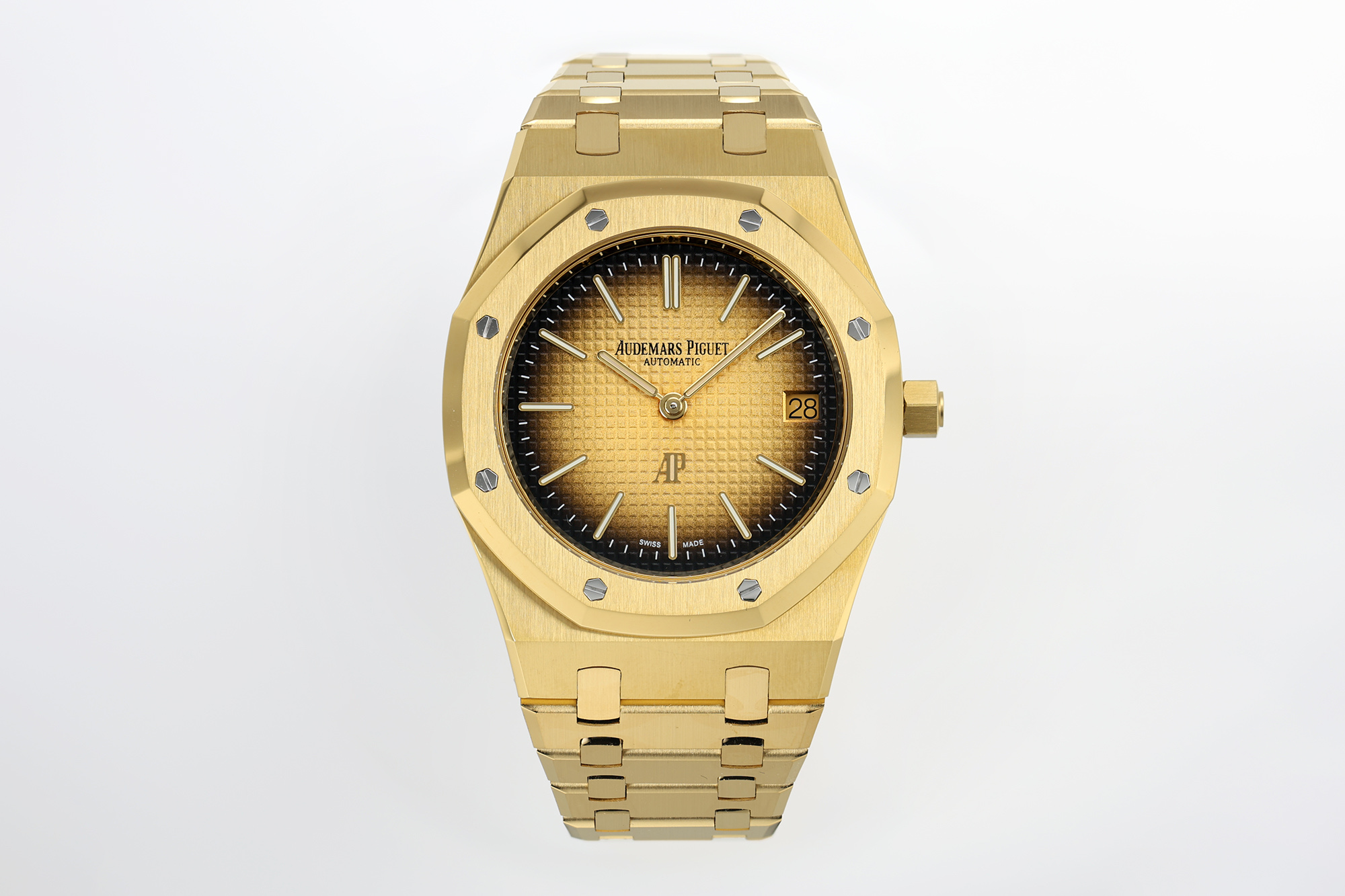 NO:715060,ZF new product—A Royal Oak series 39MM 16202BA “JUMBO” ultra-thin watch  Brand new gilt salted egg yolk [case cover] 39mm gold case inherits the iconic octagonal outline, with exposed hexagonal screws engraved with timeless classics. The 8.1mm ultra-thin thickness breaks through the shackles of gold watch wearing, and has a snug fit on the wrist. The entire watch is alternately polished with gold-colored brushing and polishing processes. From the case to the one-piece bracelet, every inch  The texture hides the ingenuity of Swiss high-end watchmaking, and the A-shaped folding clasp shows a sense of elegance and ceremony between the light buckles. [Gold-plated surface] The dial is the soul of 16202BA, with a unique smoky gold gradient, from the center to the edge of the gilt to a deep ink color, just like the melting gold of the setting sun falling into the twilight, 'etite  'Taisserie' small plaid decoration hides texture layers, gold fluorescent three-dimensional time scales and Royal Oak hands are staggered, classic A logo at 6 o'clock, calendar window at 3 o'clock, simple layout but full of ingenious details, luminous blessing, the beauty of day and night is not absent. [New generation movement] ZF brand new  The ultra-thin Caliber7121 movement, with a thickness of 3.2MM, uses hand-polished finishes, has a frequency of 4 Hz (28,800 vibrations per hour), and has a power reserve of more than 48 hours. The unique feature of the date dial is the flat energy-saving mechanism with a new quick adjustment function.  Produced by ZF - Let your dream come true 16202!  ,,gold19860909ZF新品—A皇家橡树系列39MM的16202BA “JUMBO”超薄腕表 全新鎏金咸蛋黄【壳套】39mm黄金表壳承袭标志性八角形轮廓,外露六角螺钉镌刻时光经典,8.1mm超薄厚度突破金表佩戴桎梏,贴腕贴合的质感,整表黄金色拉丝与抛光工艺交错打磨,从表壳到一体成型表链,每一寸肌理都藏着瑞士高级制表的匠心,A字样折叠表扣,轻扣间尽显优雅仪式感.【鎏金面】表盘是16202BA的灵魂所在,独树一帜的烟熏黄金色渐变,从中心鎏金向边缘晕染成深邃墨色,宛如落日熔金坠入暮色,「etite Taisserie」小格纹装饰暗藏肌理层次,黄金荧光立体时标与皇家橡树指针错落排布,6点位经典A标识、3点位日历视窗,简约布局却藏满细节巧思,夜光加持,昼与夜的美皆不缺席.【新一代机芯】ZF全新的超薄Calibre7121机芯,厚度3.2MM,采用手工打磨饰面,频率为4赫兹（每小时振动28800次）,拥有48小时以上的动力储存.日期盘的独特之处在于具备新式快速调校功能的扁平式节能机制. ZF出品—让您圆梦16202！,,gold,Watch