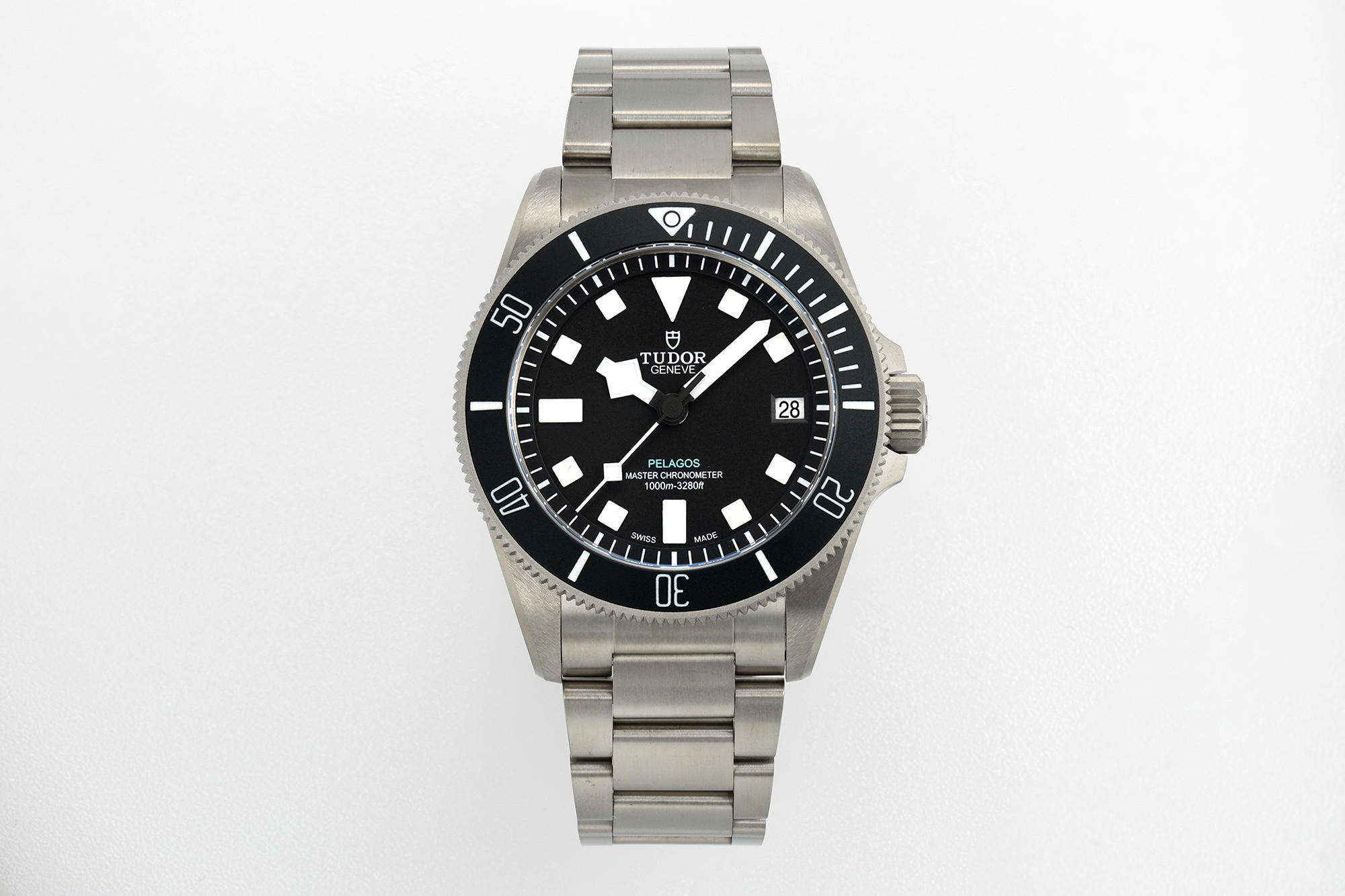 NO:725986,ZF's new product - Tudor Submarine M2543C1A7NU-0001, a deep-sea submersible, with hard-core power on the wrist! Defining a new level of professional diving watches, Tudor Submarine M2543, from the case, dial to movement, every design is born for deep-sea exploration, making precision and sturdiness the standard for the wrist. 1) Hard-core case, a solid barrier in the deep sea  The 43mm matte titanium case combines grade 2 and grade 5 titanium materials. It is lightweight and corrosion-resistant, and provides lightweight and strong protection for the wrist. The titanium one-way rotating outer ring is matched with a matte ceramic word ring, which is wear-resistant and scratch-resistant and lasts a long time. The outer ring is coated with luminous paint  The layer complements the exclusive helium escape valve on the side of the case. The titanium screw-down crown is decorated with an embossed shield logo, which can be tightened to build a solid waterproof line. The three-link titanium strap is equipped with a 'T-fit' quick-adjustment buckle, which can be finely adjusted without tools.  2) The dial is carefully polished for clear reading in the dark. The matte black dial is equipped with a sandblasted flange. The simple texture hides professional ingenuity. The size and proportion of the dial have been re-optimized to provide a wider field of vision when reading. The iconic snowflake pointer is thickened and the hour markers are enlarged simultaneously. The minute hand and the diving timing inverted triangle indicator mark are filled with green luminous material, which is matched with the blue luminous display on the dial. 3) High-quality movement, precise and lasting power.  The precision and stability of the 2824 automatic movement interprets the ultimate definition of professional diving watches, allowing the accuracy and solidity of time to accompany you to explore every unknown boundary.19860909ZF新品——帝舵领潜型M2543C1A7NU-0001深海致臻,腕间硬核实力! 以专业定义潜水腕表新高度,帝舵领潜型M2543,从壳套、表盘到机芯,每一处设计皆为深海探索而生,让精准与坚固成为腕间标配. 1)硬核壳套,深海坚固屏障 43毫米磨砂钛金属表壳融合2级与5级钛金属材质,轻量耐腐蚀的同时,为腕间打造轻量化坚固防护.钛金属单向旋转外圈搭配哑光陶瓷字圈,耐磨抗刮历久弥新,外圈夜光涂层与表壳侧专属排氦阀门相辅相成,钛金属旋入式表冠饰以浮雕盾牌标志,旋紧即筑牢防水防线,三链节钛金属表带搭配“T-fit”快速调节带扣,无需工具即可精细调校. 2)精研表盘,暗境清晰读时 哑光黑色表盘搭配喷砂凸缘,简约质感中藏着专业巧思,表盘尺寸比例经重新优化,让读时视野更开阔.标志性雪花指针加粗设计,钟点标记同步增大,分针与潜水计时倒三角指示标记填充绿色夜光物料,搭配表盘蓝色夜光显示. 3)臻质机芯,精准芯力恒久 2824型自动机芯的精准稳定,诠释专业潜水腕表的极致定义,让时间的精准与坚固,伴你探索每一处未知边界.,,Watch