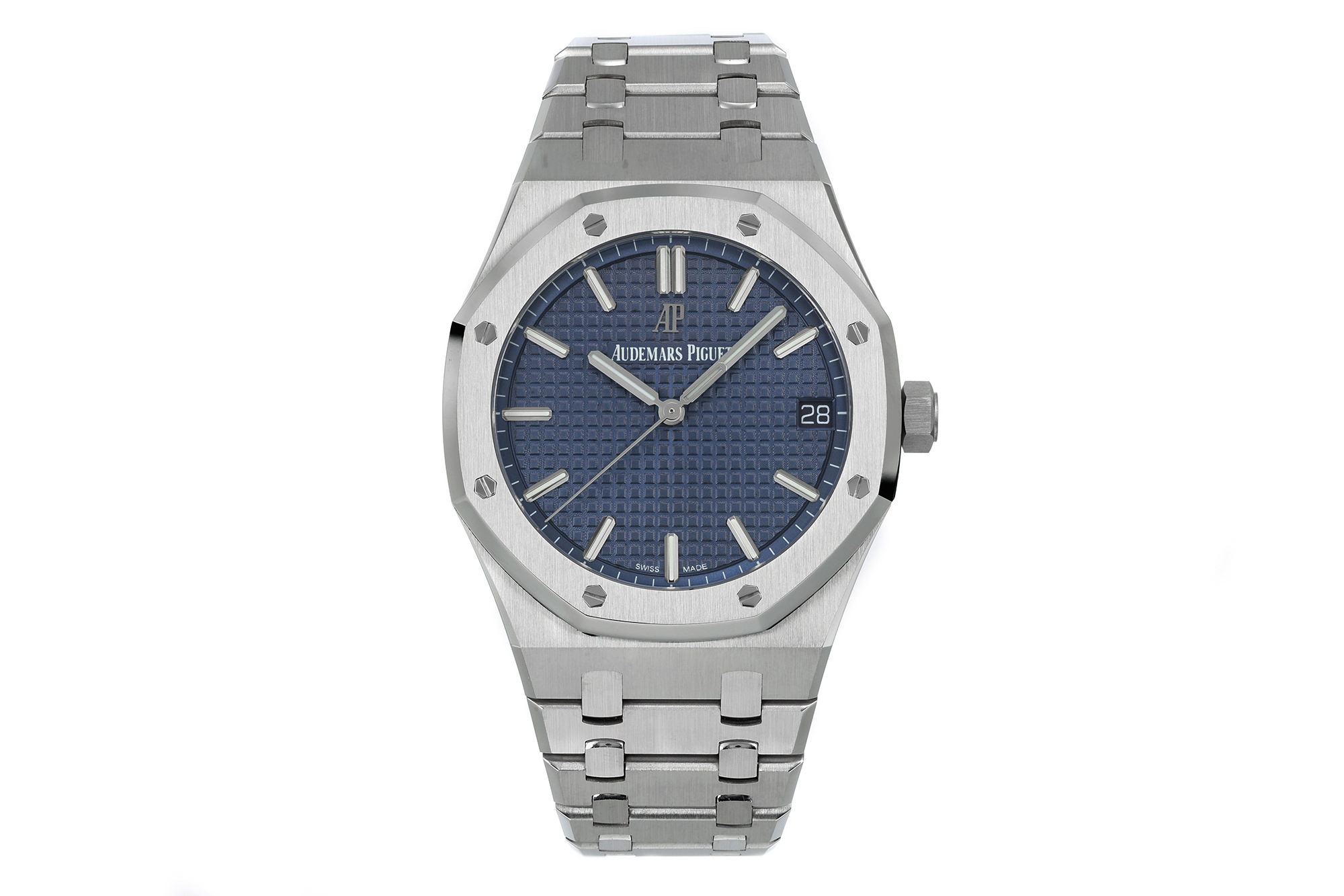 NO:821791,ZF boutique—the king of steel watches, a model handed down from generation to generation—A Audemars Piguet Royal Oak 15500 “Caliber 4302 without Calibration” [Case] 41mm classic case, taking into account both grandeur and fit. The iconic octagonal bezel is equipped with eight polished screws, and the edges are finely brushed and rounded, so it feels warm and does not cut your hands. With an anti-glare sapphire mirror and a screw-in crown, it shows a luxurious texture despite its toughness. [Dial] “Grande”  Taisserie' large plaid dial, 0.1mm deep diamond grooves with 45-degree polishing, nano-VD coating gives the dial a deep luster, and is low-key with a refined edge. [Strap] All solid strap of the same material, fine brushed links  The edges are exquisitely polished, and every connection is perfectly matched. With a folding buckle engraved with the A logo, it opens and closes neatly, and is stable and comfortable to wear. The overall lines are strong and smooth, and are integrated with the case. [No card 4302 movement] equipped with the new Ca  l.4302 automatic movement, no card weight to fine-tune the balance wheel, abandon the traditional card structure, accurately adjust the travel time through the counterweight on the balance wheel, the impact resistance is increased by 40, and the travel time error approaches zero. The efficiency of the two-way automatic winding is increased by 15, gold  The hollow oscillating weight is polished with Geneva patterns and pearl patterns, and the back view is wide, showing the mechanical aesthetics; it swings at a frequency of 28,800 times per hour, accurate and stable, and has withstood the test of time. It is a perfect presentation of top-level watchmaking craftsmanship.,,audemars19860909ZF精品—钢表之王,传世典范—A爱彼皇家橡树15500 “无卡度4302机芯”【表壳】41mm经典表壳,兼顾大气与贴合.标志性八边形表圈配八枚抛光螺丝,棱角经精细拉丝与圆角打磨,触感温润不割手.搭配防眩光蓝宝石表镜与旋入式表冠,硬朗中尽显奢华质感.【表盘】“Grande Taisserie”大型格纹表盘,0.1毫米深菱形凹槽配45度抛光,纳米VD镀层赋予表盘深邃光泽,低调中暗藏精致锋芒.【表带】同材质全实心表带,链节拉丝细腻,边缘抛光精致,每一处衔接都严丝合缝.搭配镌刻A标识的折叠扣,开合利落,佩戴稳固舒适.整体线条硬朗流畅,与表壳浑然一体.【无卡度4302机芯】搭载全新Cal.4302自动机芯,无卡度砝码微调摆轮,摒弃传统卡度结构,通过摆轮上配重砝码精准调校走时,抗冲击性提升40,走时误差趋近零.双向自动上链效率提升15,金镂空摆陀搭配日内瓦纹、珍珠纹打磨,背透视野开阔,机械美学尽显；28800次/小时摆频,精准稳定,历经时光考验,是顶级制表工艺的完美呈现.,,audemars,Watch