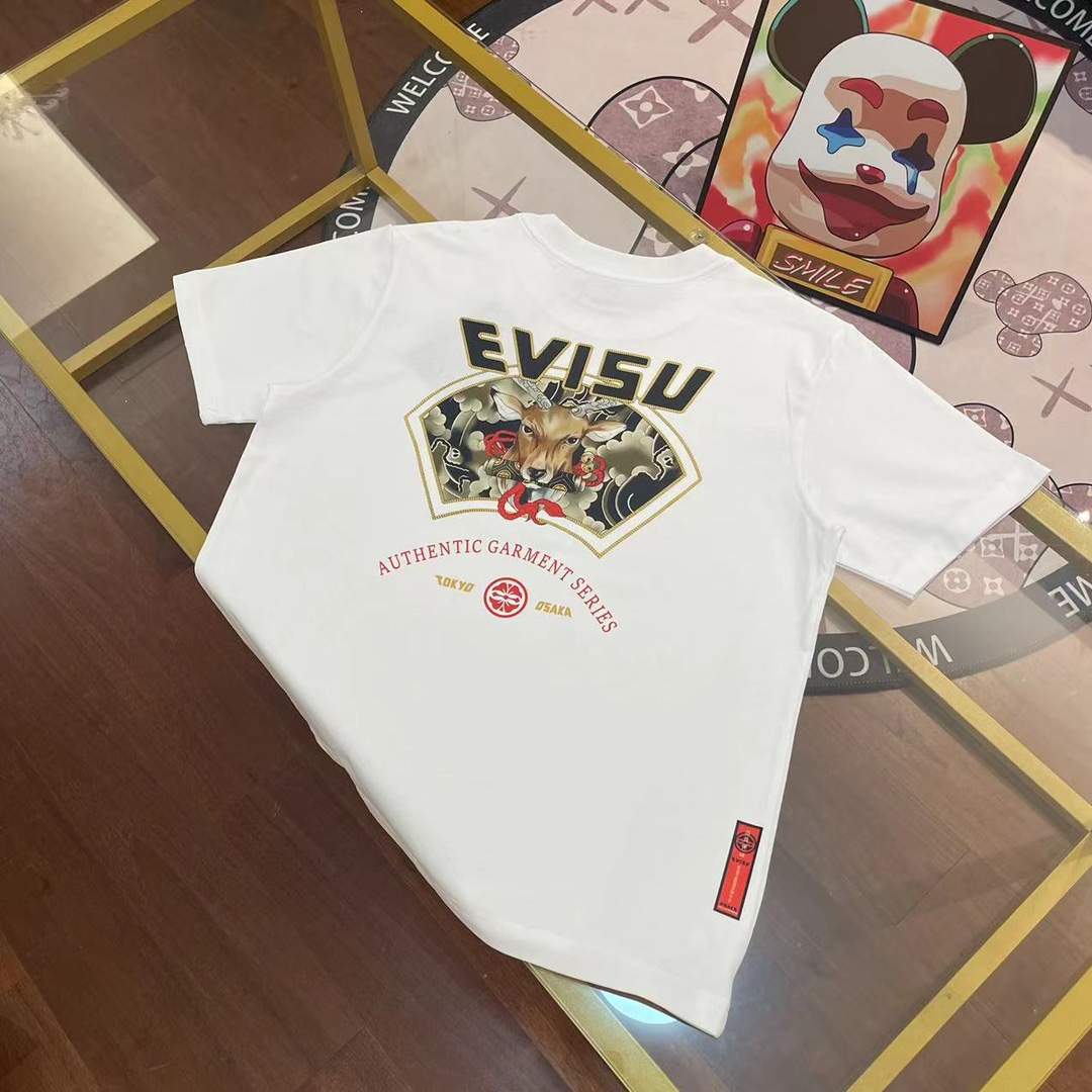 EVISU福神2024新款男士字母铃铛小鹿短袖 颜色：白 尺码：S-XXL S码 肩宽44 胸围96 衣长68 适合身材100-120斤 M码 肩宽46 胸围102 衣长70 适合身材120-140斤 L码 肩宽48 …