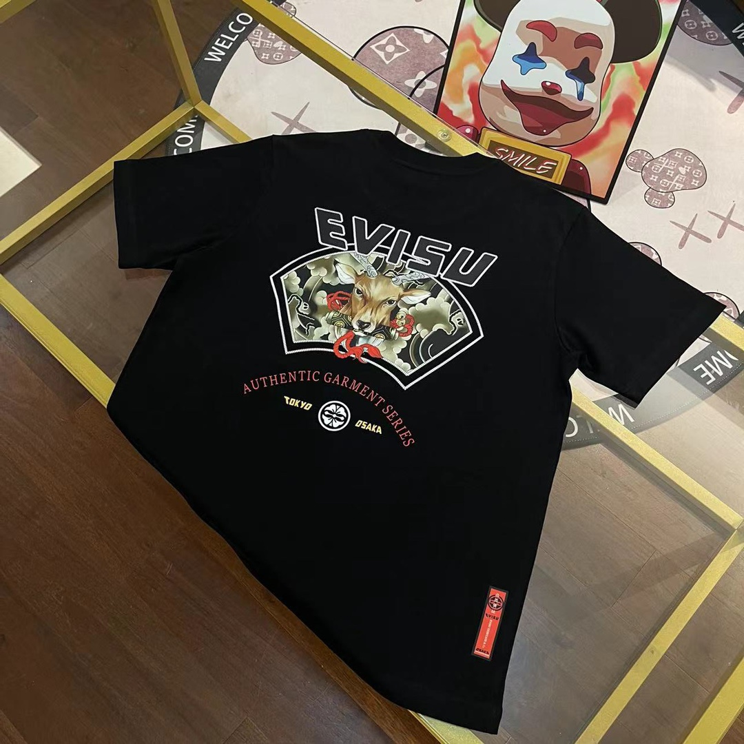 EVISU Fukujin 2024 nueva versión de camiseta de manga corta para hombre con letras, campana y ciervo. Colores: negro. T…