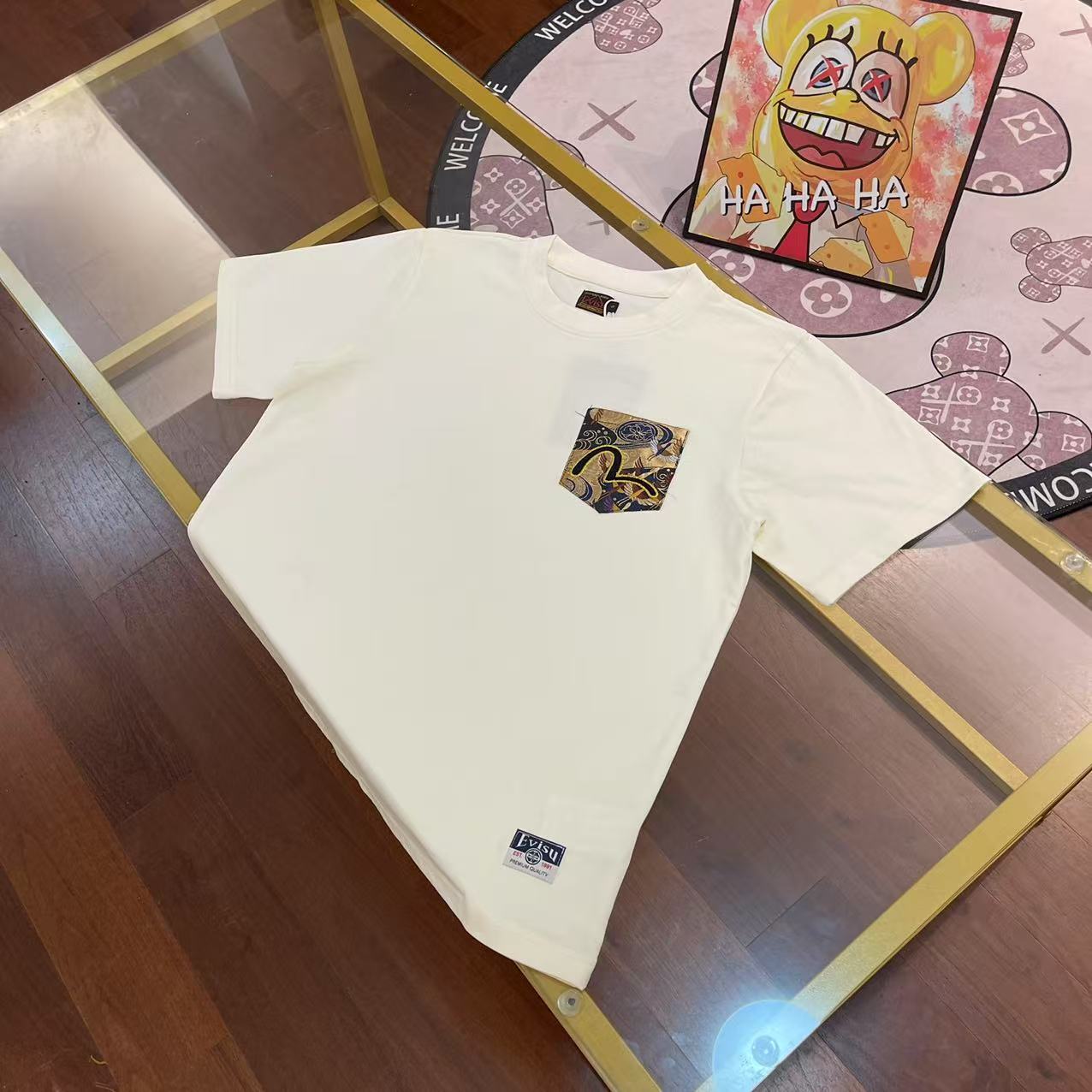 Nuevo, EVISU 福神 2025 nueva camiseta de manga corta para hombre con bolsillo de brocado de gaviota. Color: blanco marfil…
