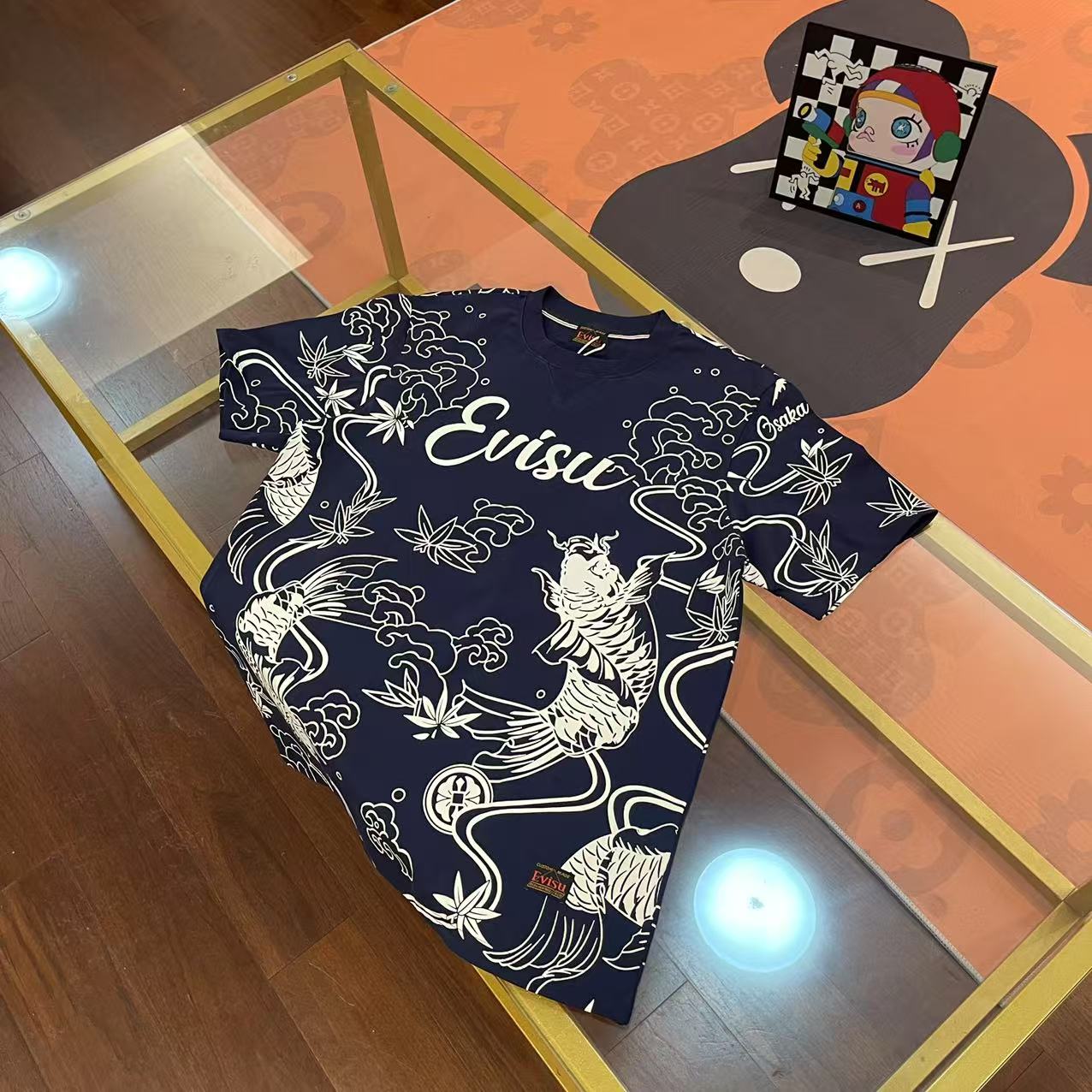 Nuevo, EVISU Fukujin 2025 nueva camiseta de manga corta para hombre con letras y estampado completo. Color: negro. Tall…