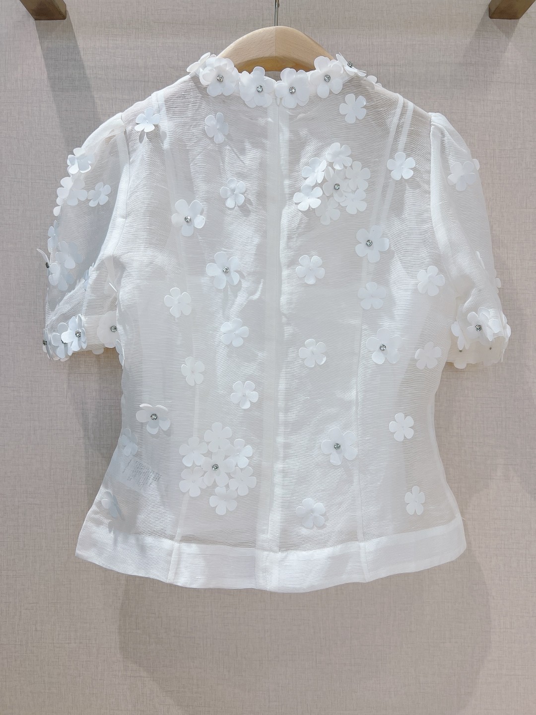澳洲设计师品牌Zimmerman*n新品丝麻料质地材质上衣饰有精致的3D花朵贴花后背采用隐形拉链设计前后