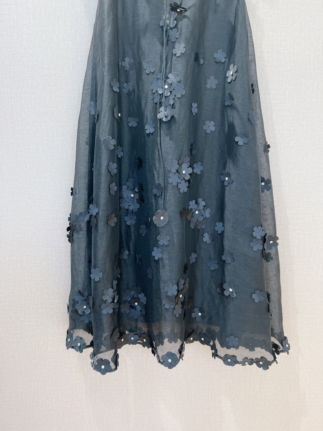 澳洲设计师品牌Zimmerman*n新品丝麻料质地材质饰有精致3D花朵贴花网纱半身裙的裙身上饰有钻石立体
