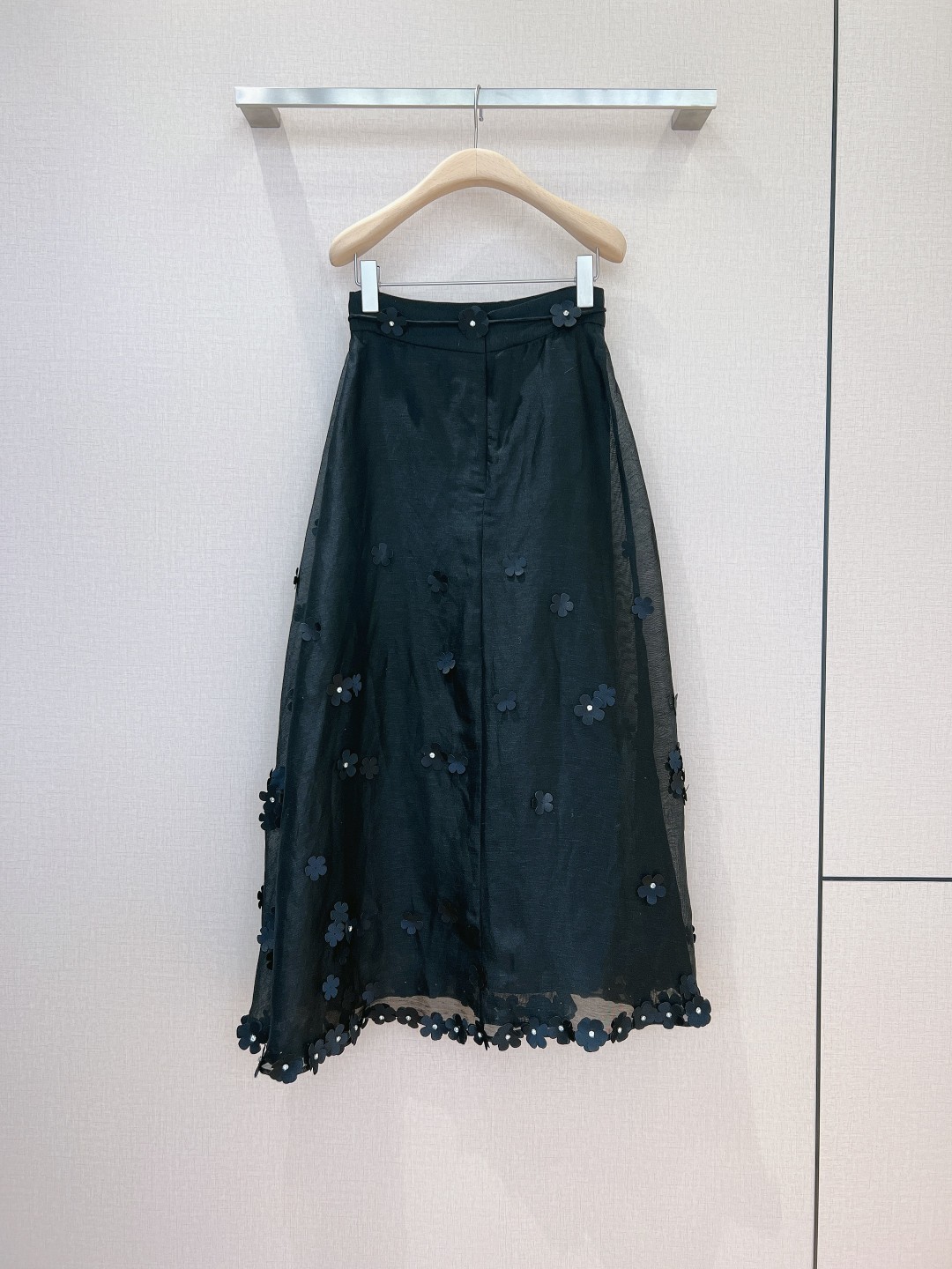 澳洲设计师品牌Zimmerman*n新品丝麻料质地材质饰有精致3D花朵贴花网纱半身裙的裙身上饰有钻石立体