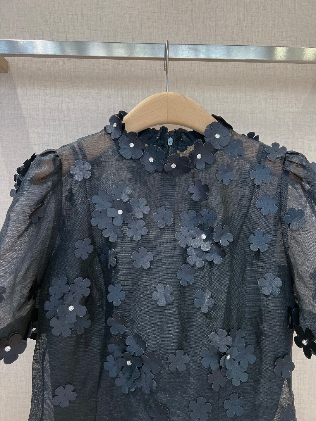 澳洲设计师品牌Zimmerman*n新品丝麻料质地材质上衣饰有精致的3D花朵贴花后背采用隐形拉链设计前后