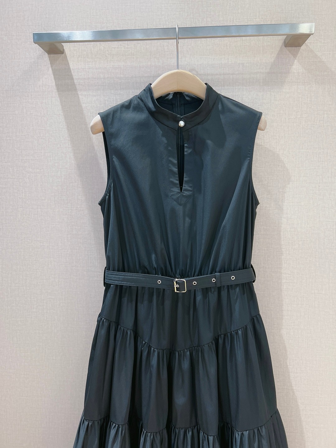 Dio*r24早春新款️最新无袖连衣裙以度假的风格元素设计气质和活泼相结合打造气质优雅感纯棉材质手感柔软