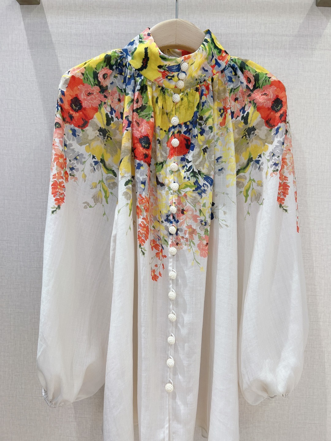 ZIMMERMAN*N小高领灯笼袖衬衫这款象牙白花卉图案的小高领灯笼袖衬衫选用苎麻面料制成饰有定位印花图