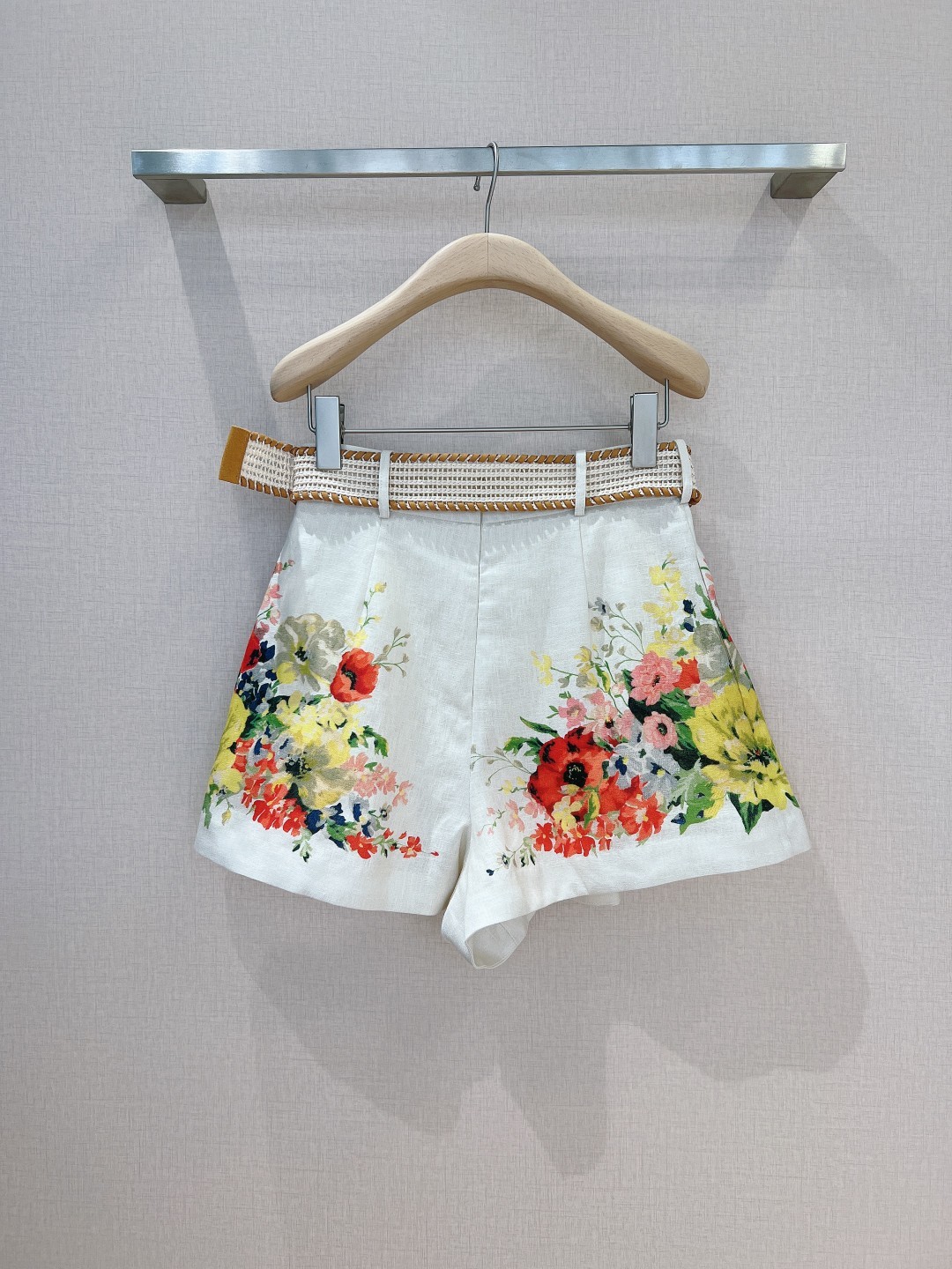 ZIMMERMAN*N新款这款象牙白花卉图案的短裤选用亚麻面料制成饰有定位印花图案采用经典高腰设计并配有