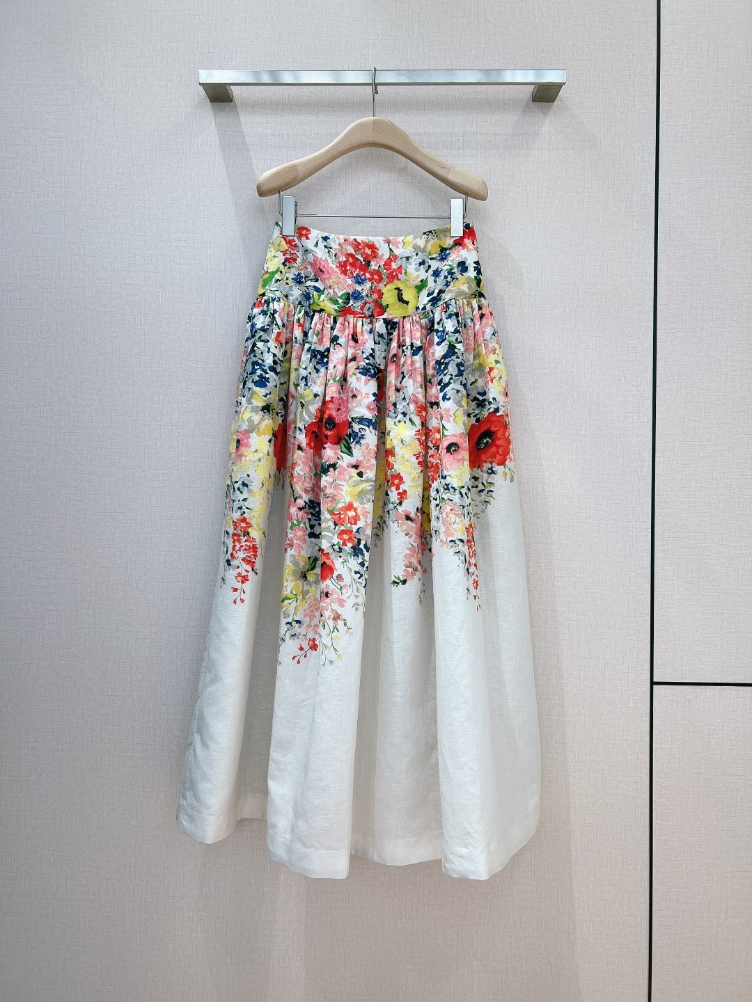 ZIMMERMAN*N新款半裙这款象牙白花卉图案的长款半身裙选用亚麻面料制成饰有漂亮的花卉图案采用缩褶设