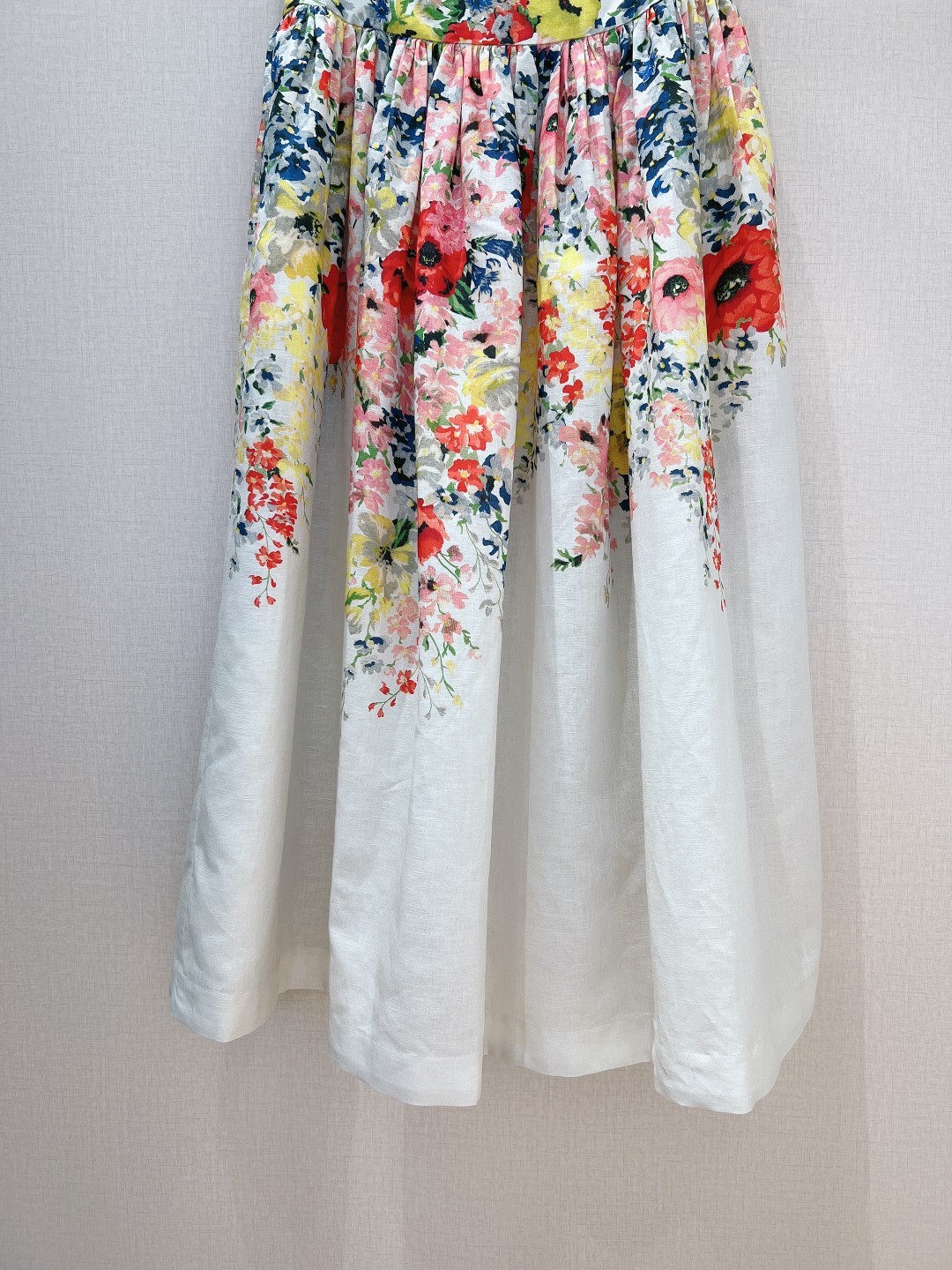 ZIMMERMAN*N新款半裙这款象牙白花卉图案的长款半身裙选用亚麻面料制成饰有漂亮的花卉图案采用缩褶设