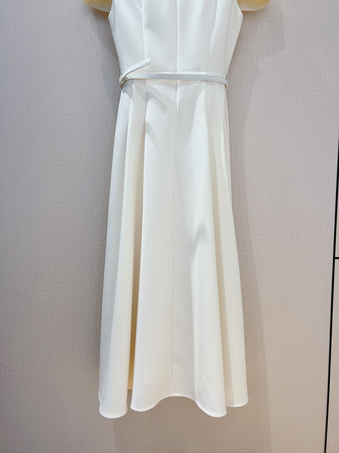 DIO*R2024新款立体感泡泡袖设计高级感轻熟高定收腰显瘦连衣裙彰显时尚高雅的风格采用100%poly