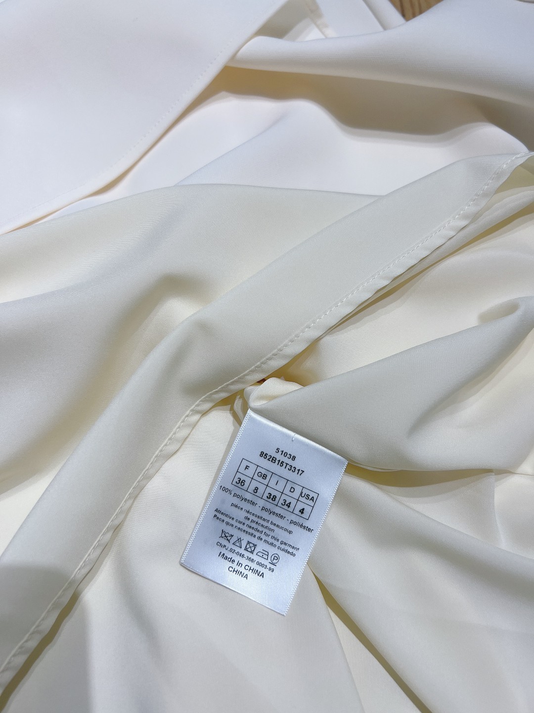 DIO*R2024新款立体感泡泡袖设计高级感轻熟高定收腰显瘦连衣裙彰显时尚高雅的风格采用100%poly