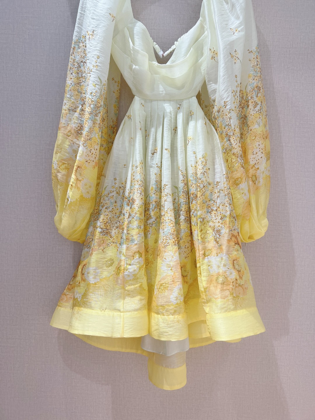 zimmerman*n春夏braletter花卉丝麻迷你裙采用浅色亚麻和丝绸混纺面料制成饰有生动的渐变花